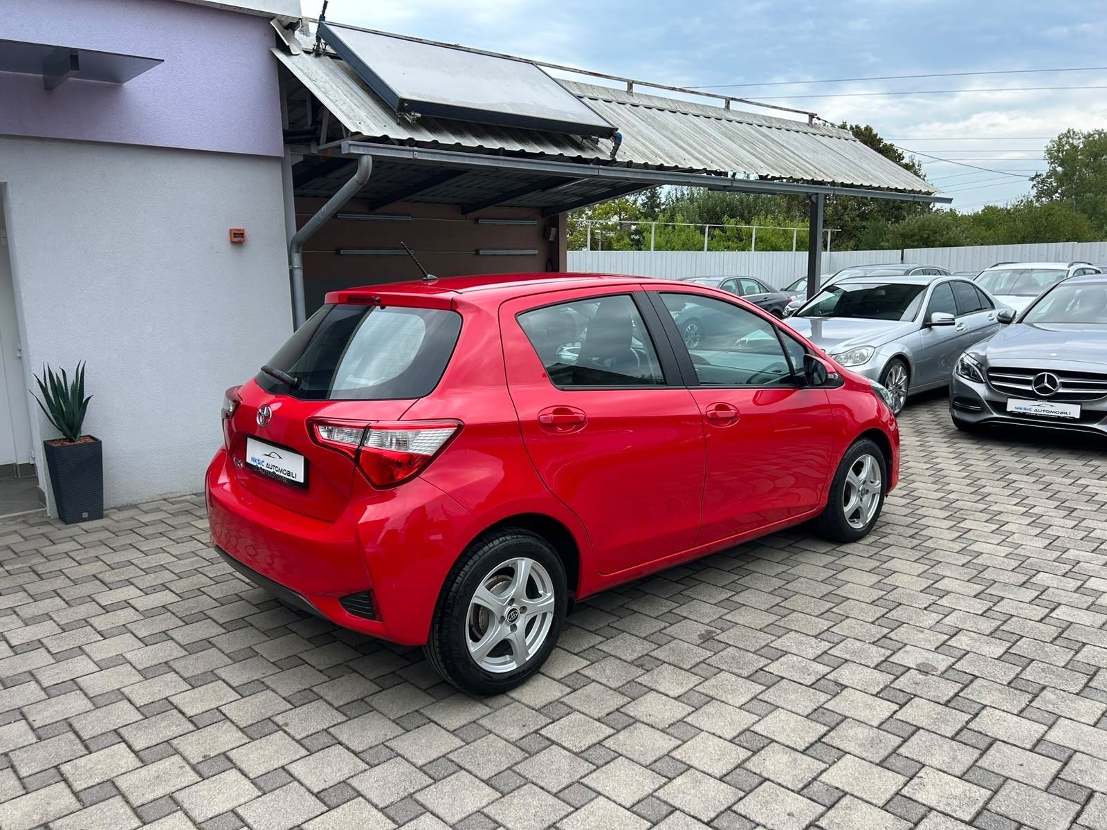 Toyota Yaris 1,0 *garancija na km, servisna..*, fotografija 4