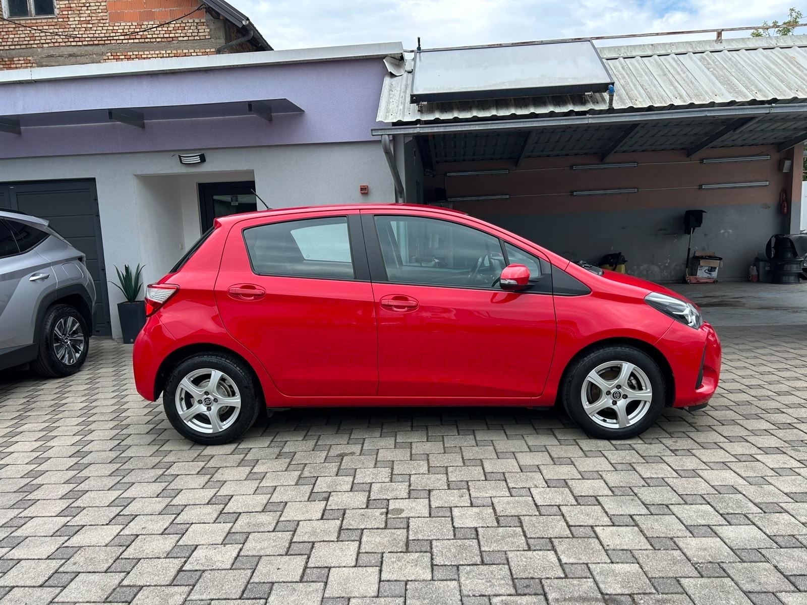 Toyota Yaris 1,0 *garancija na km, servisna..*, fotografija 5