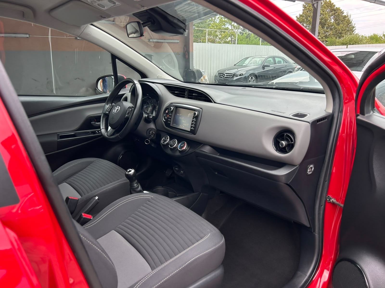 Toyota Yaris 1,0 *garancija na km, servisna..*, fotografija 10