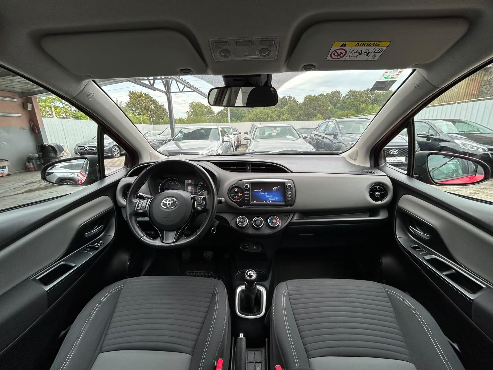 Toyota Yaris 1,0 *garancija na km, servisna..*, fotografija 11
