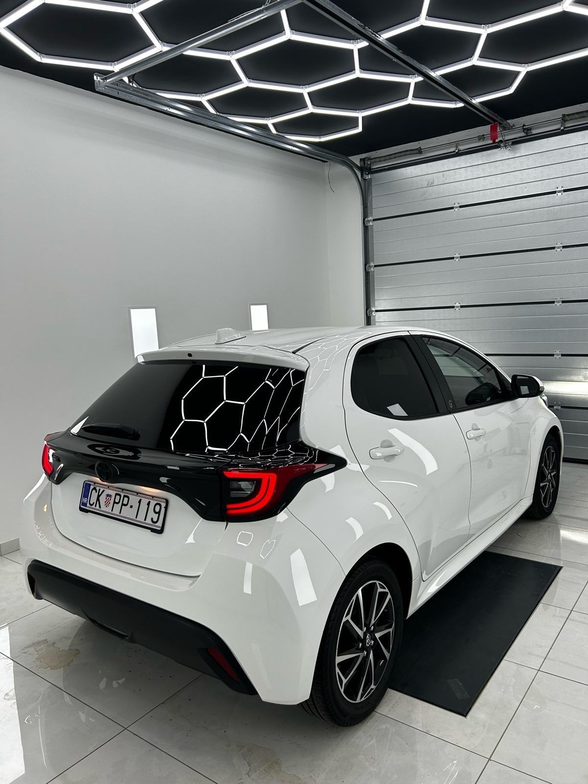 Toyota Yaris 1,0,2022,LED,TVORNICKA GARANCIJA DO 2032/TOP STANJE, fotografija 5
