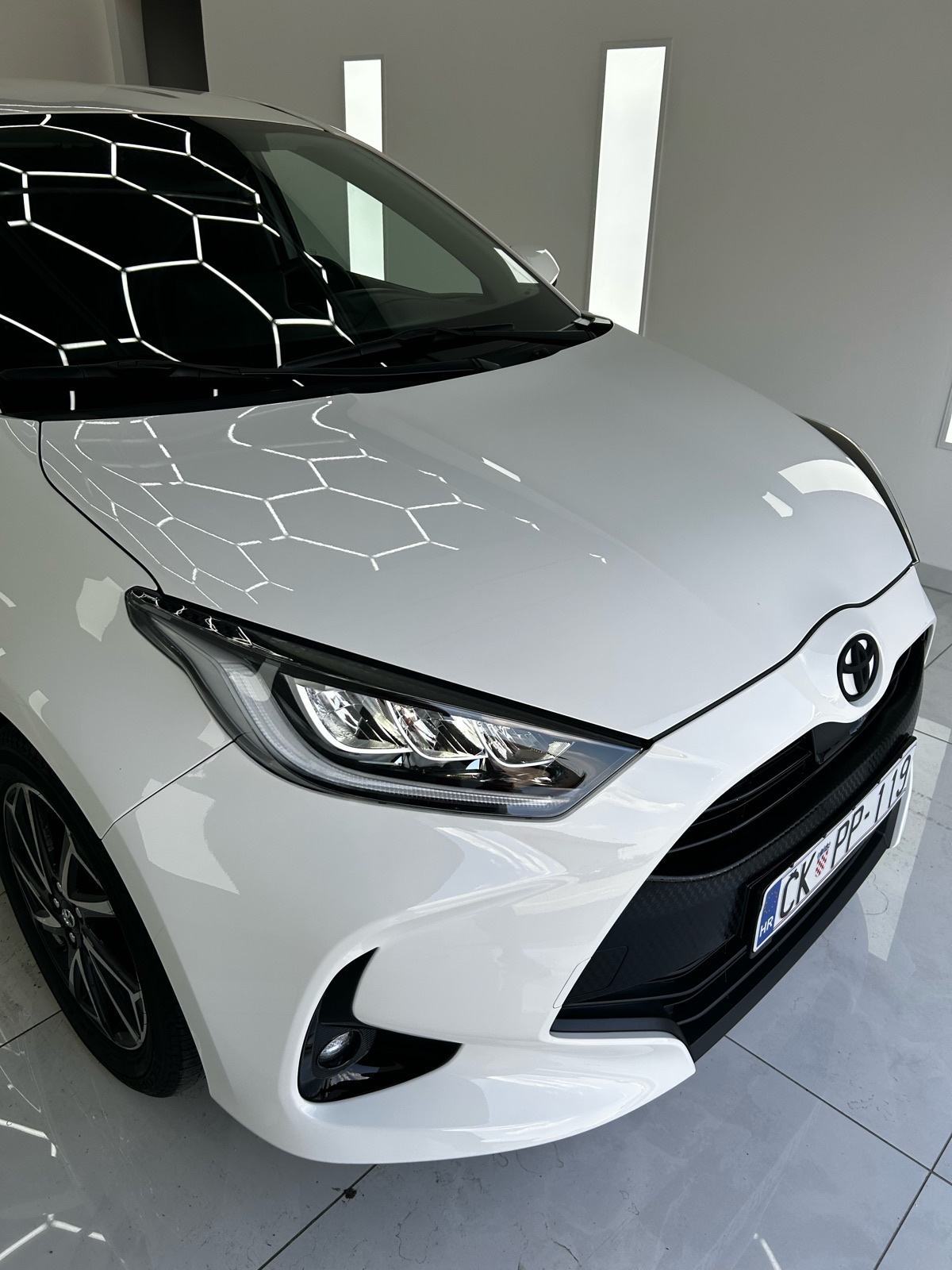 Toyota Yaris 1,0,2022,LED,TVORNICKA GARANCIJA DO 2032/TOP STANJE, fotografija 4