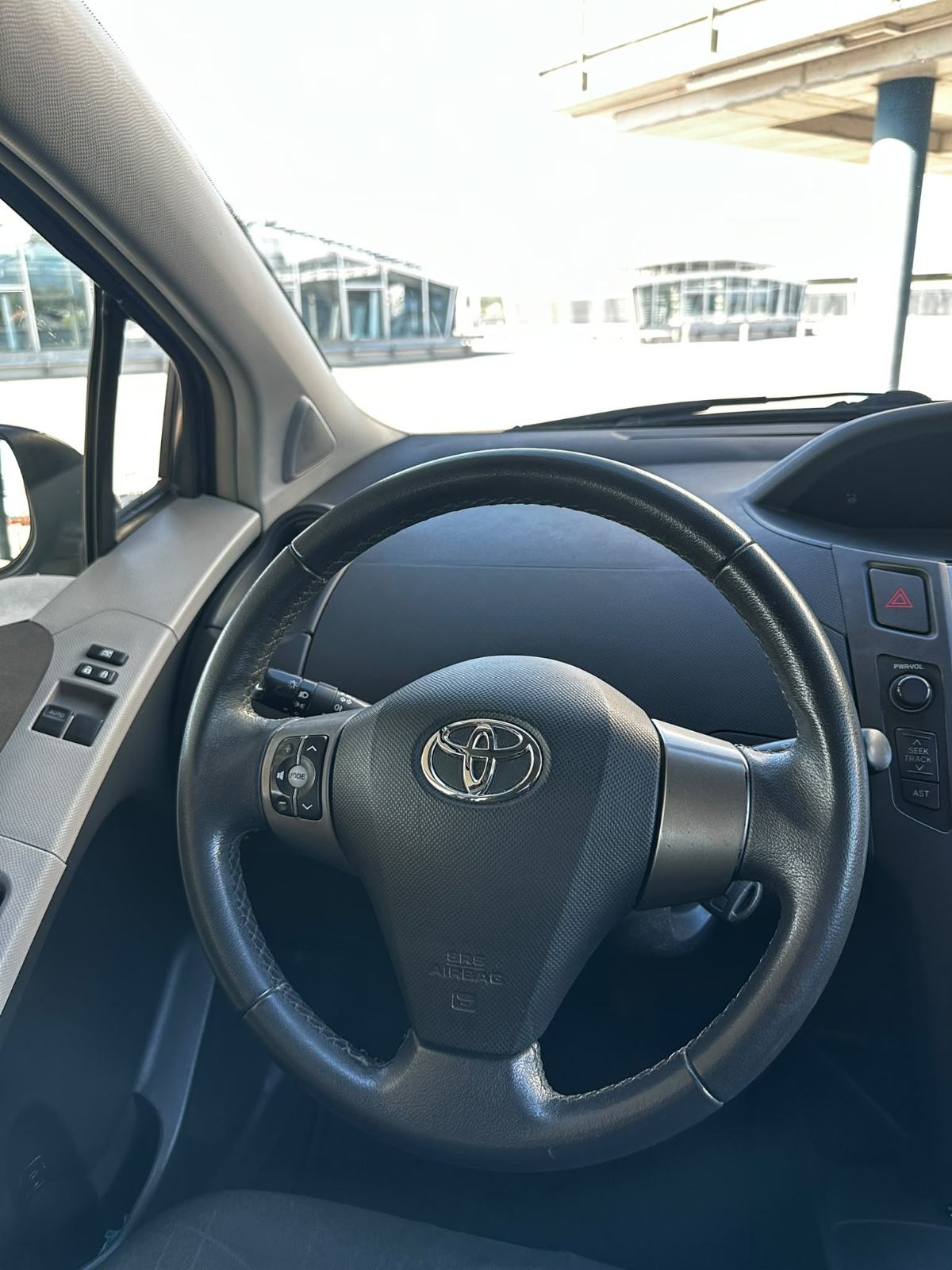 Toyota Yaris 1,0 VVT-i*124TKM*Klima*Reg. 10/2026*Odlično stanje*, fotografija 15