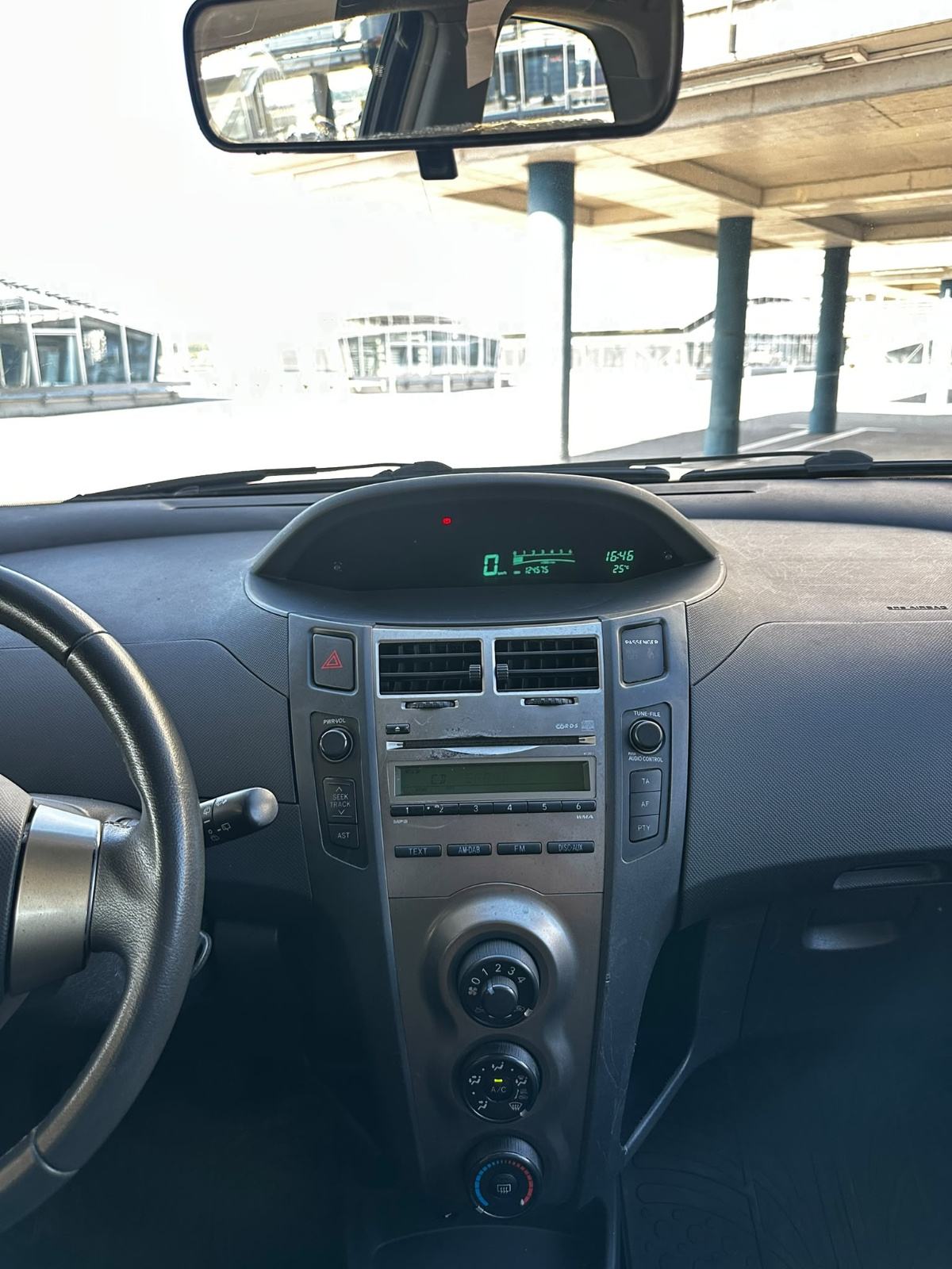 Toyota Yaris 1,0 VVT-i*124TKM*Klima*Reg. 10/2026*Odlično stanje*, fotografija 16
