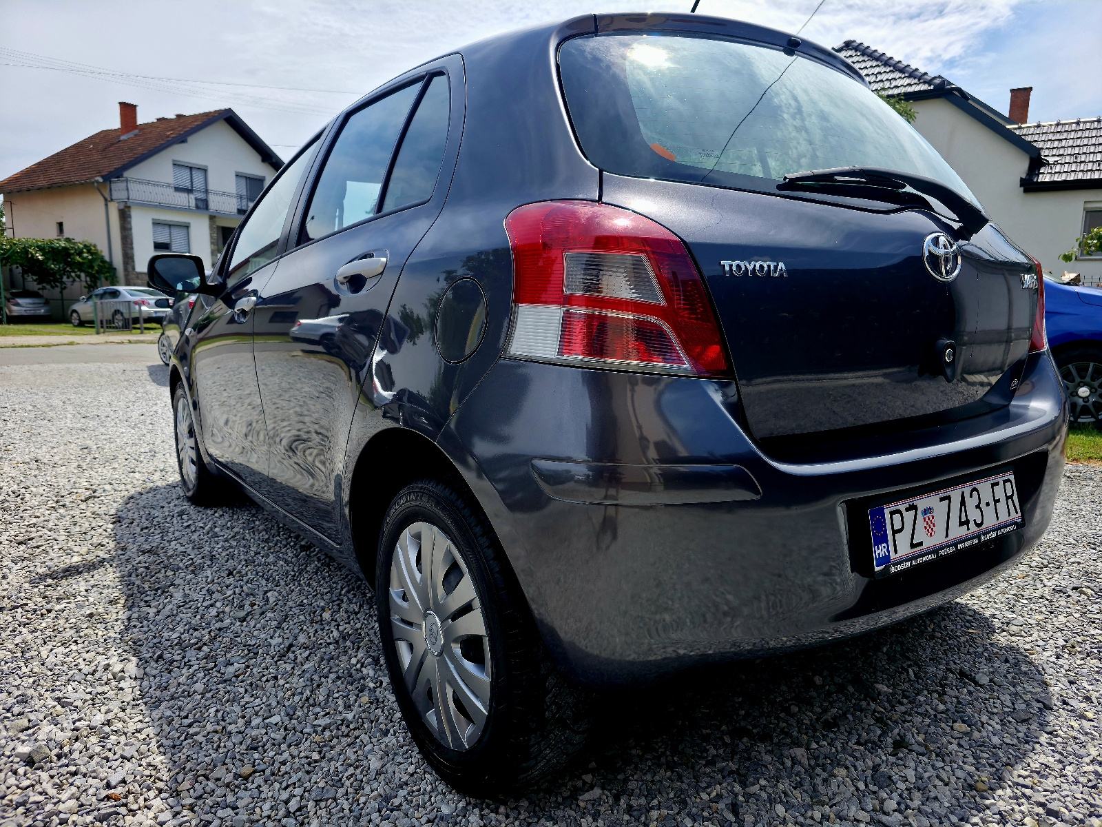 Toyota Yaris 1,0 VVT-i Cool 2011 godina Reg 6/2027, fotografija 8