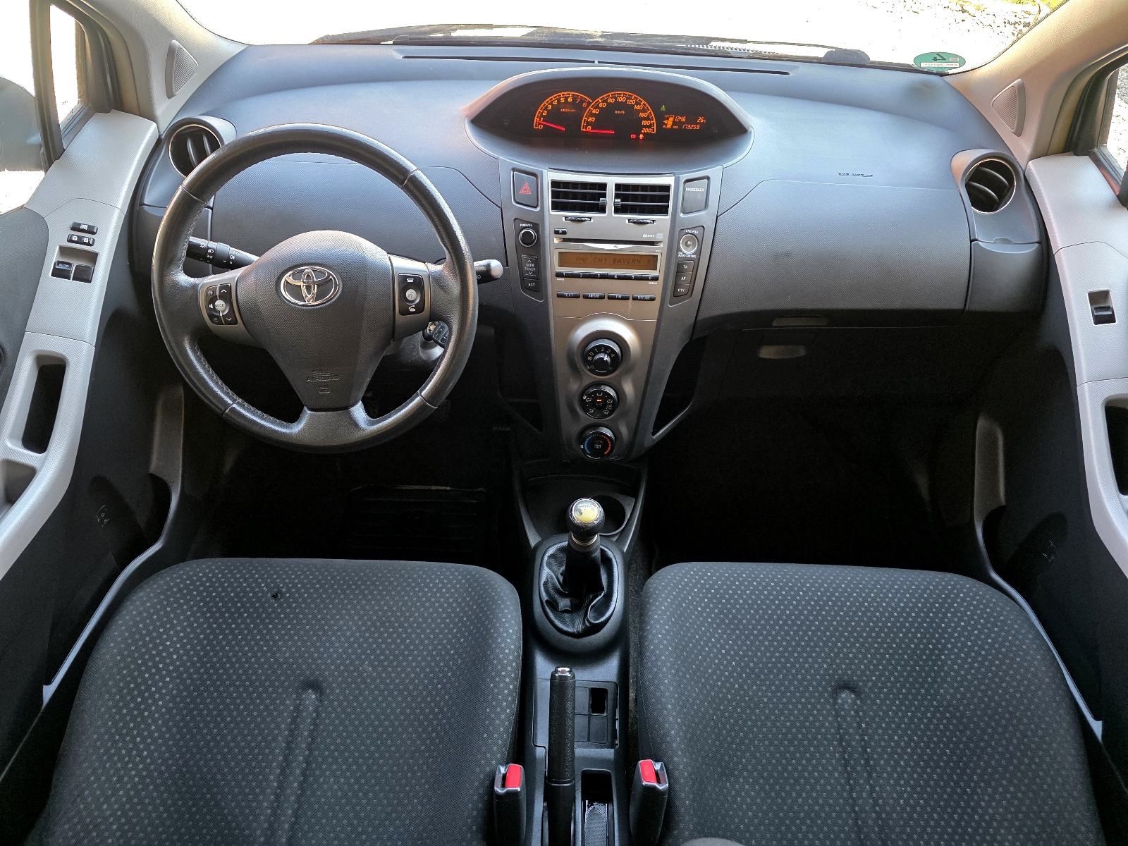 Toyota Yaris 1,0 VVT-i Cool 2011 godina Reg 6/2027, fotografija 14