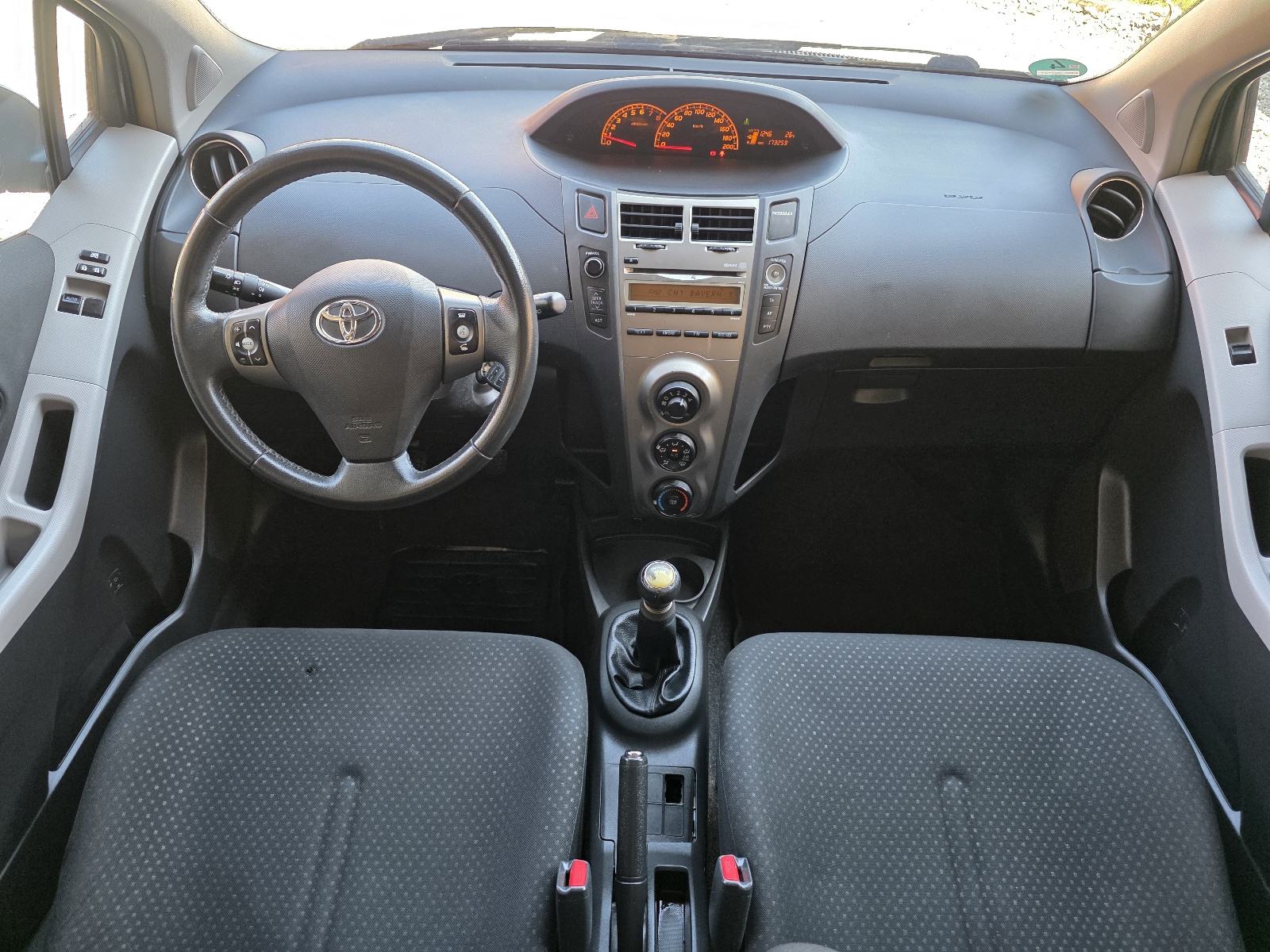 Toyota Yaris 1,0 VVT-i Cool 2011 godina Reg 6/2027, fotografija 17