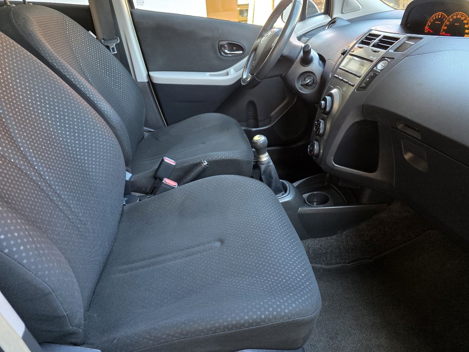 Toyota Yaris 1,0 VVT-i Cool 2011 godina Reg 6/2027, fotografija 16