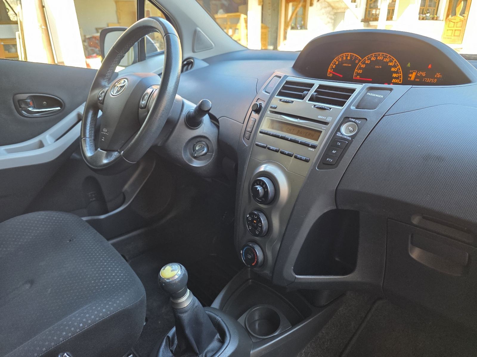 Toyota Yaris 1,0 VVT-i Cool 2011 godina Reg 6/2027, fotografija 18