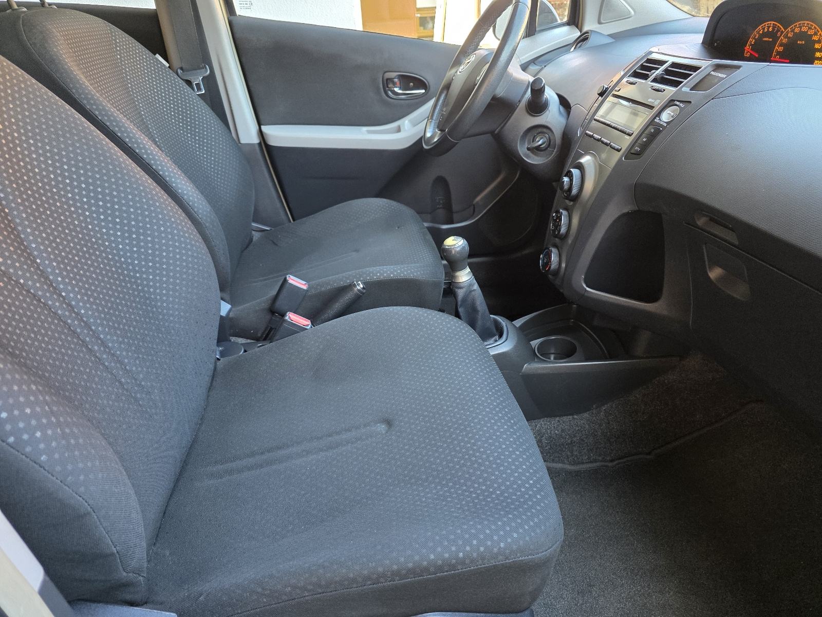 Toyota Yaris 1,0 VVT-i Cool 2011 godina Reg 6/2027, fotografija 19
