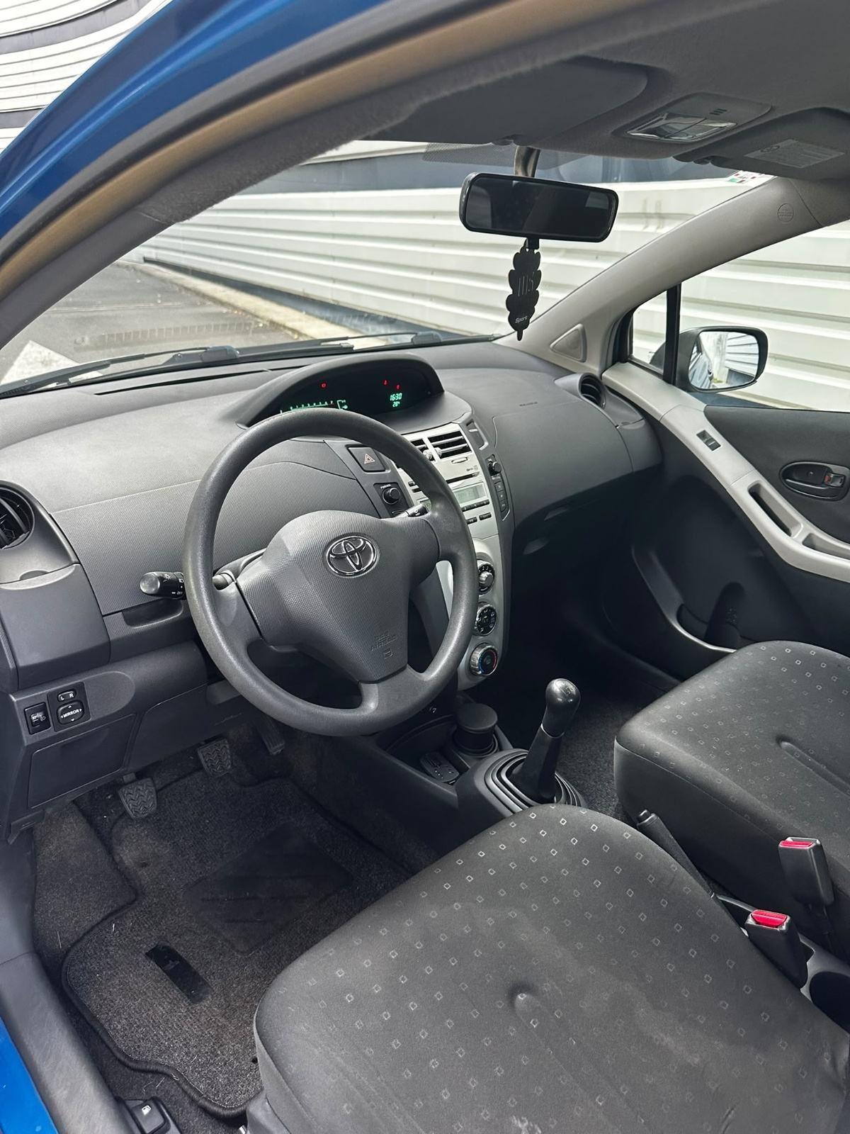 Toyota Yaris 1,0 VVT-i*Klima*Servisna*Odlično stanje*, fotografija 9