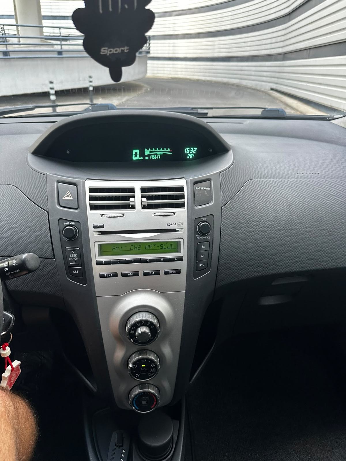 Toyota Yaris 1,0 VVT-i*Klima*Servisna*Odlično stanje*, fotografija 13