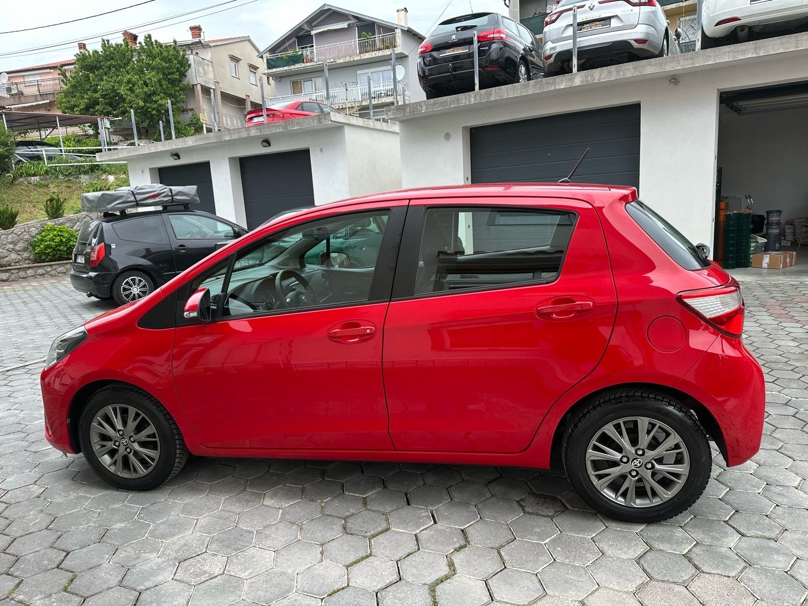 Toyota Yaris 1,0 VVT-i LANE ASSIST - PARKING KAMERA - GARANCIJA-SERVIS, fotografija 2