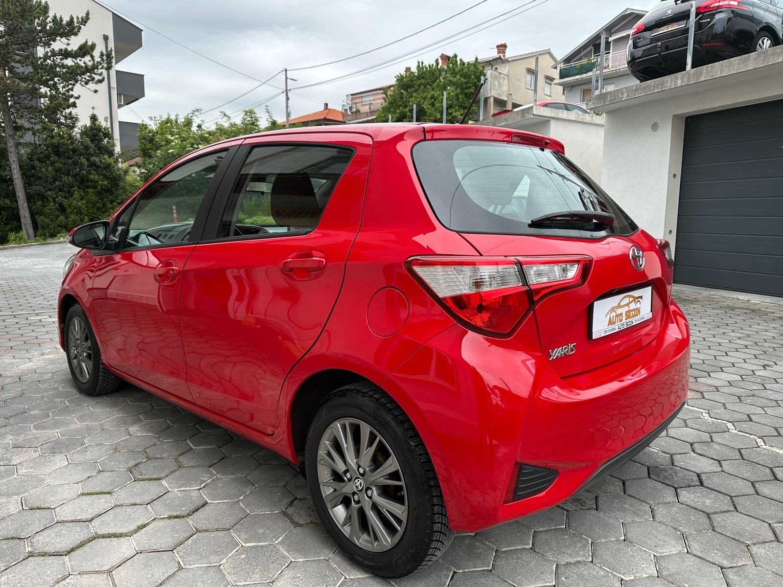 Toyota Yaris 1,0 VVT-i LANE ASSIST - PARKING KAMERA - GARANCIJA-SERVIS, fotografija 3