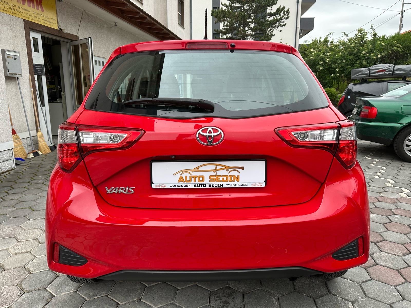 Toyota Yaris 1,0 VVT-i LANE ASSIST - PARKING KAMERA - GARANCIJA-SERVIS, fotografija 4