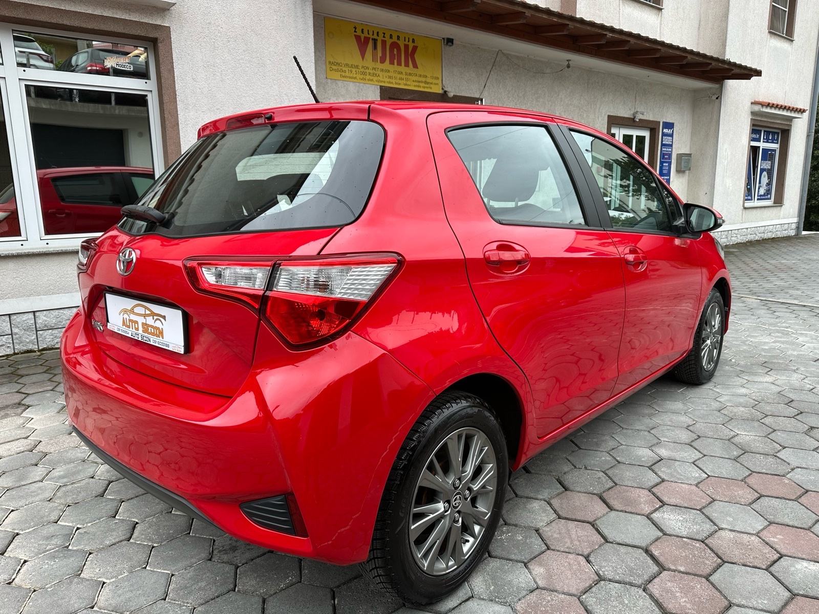 Toyota Yaris 1,0 VVT-i LANE ASSIST - PARKING KAMERA - GARANCIJA-SERVIS, fotografija 5