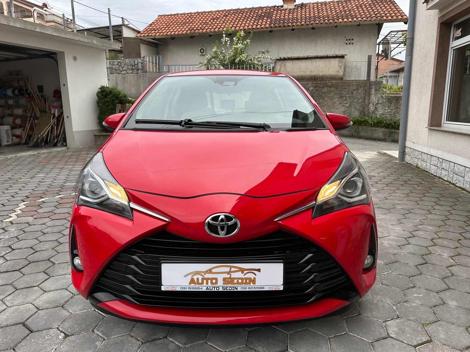 Toyota Yaris 1,0 VVT-i LANE ASSIST - PARKING KAMERA - GARANCIJA-SERVIS, fotografija 8