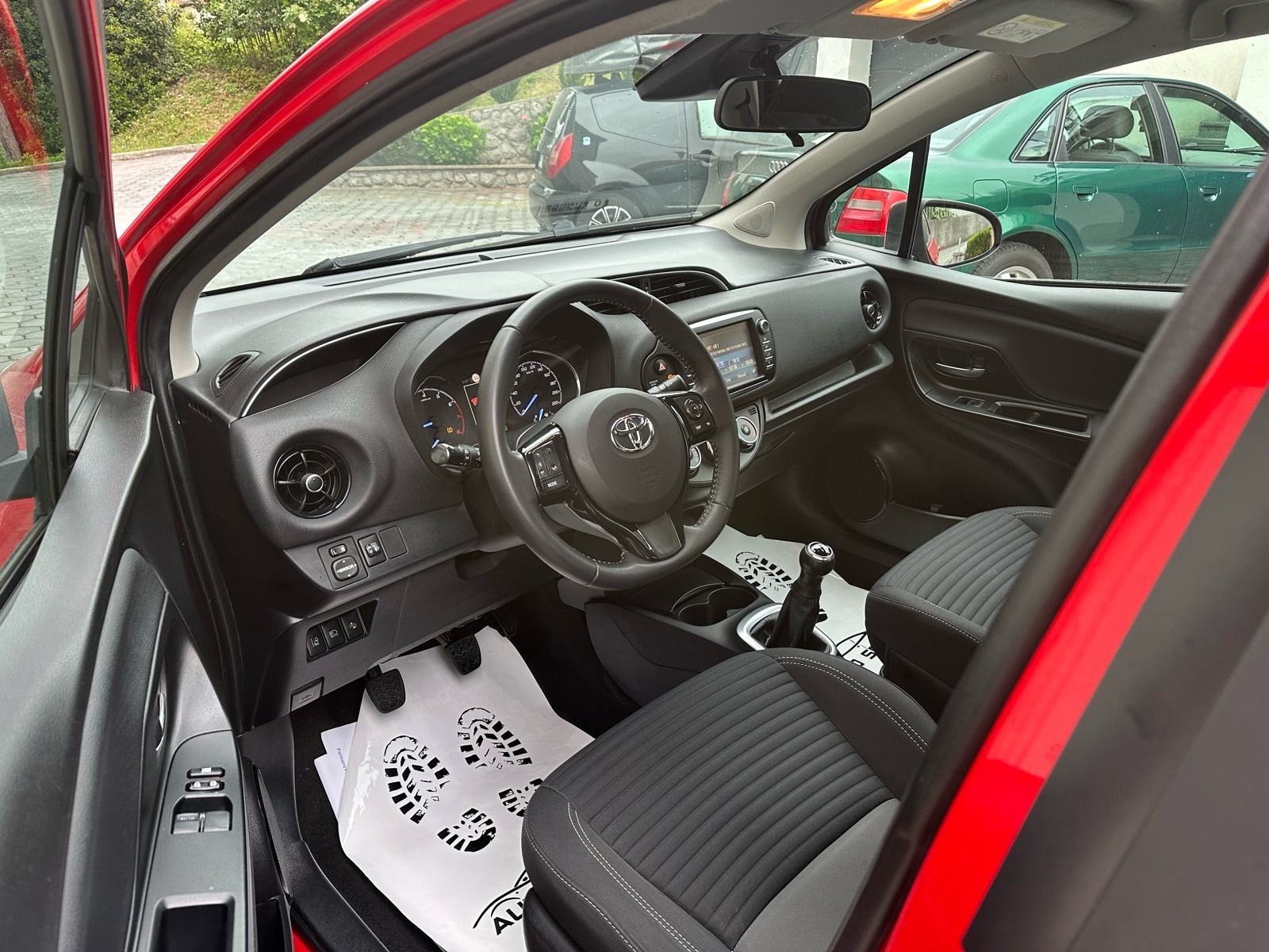 Toyota Yaris 1,0 VVT-i LANE ASSIST - PARKING KAMERA - GARANCIJA-SERVIS, fotografija 9