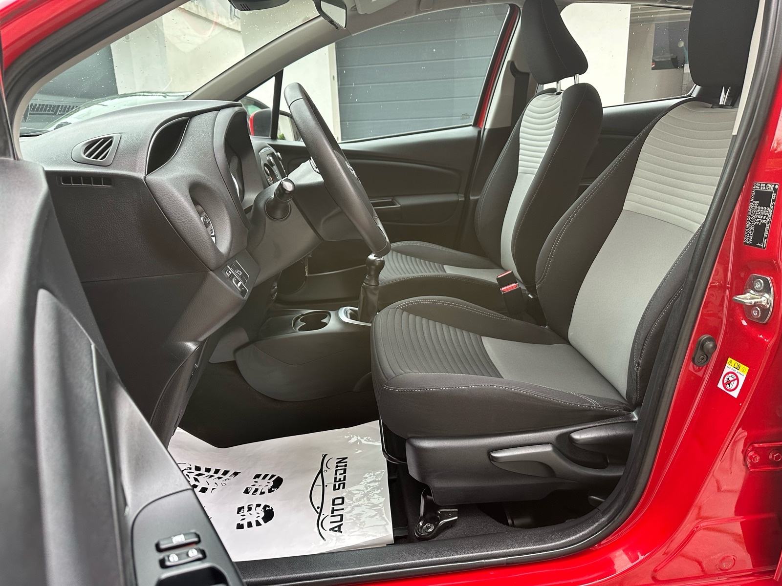 Toyota Yaris 1,0 VVT-i LANE ASSIST - PARKING KAMERA - GARANCIJA-SERVIS, fotografija 10