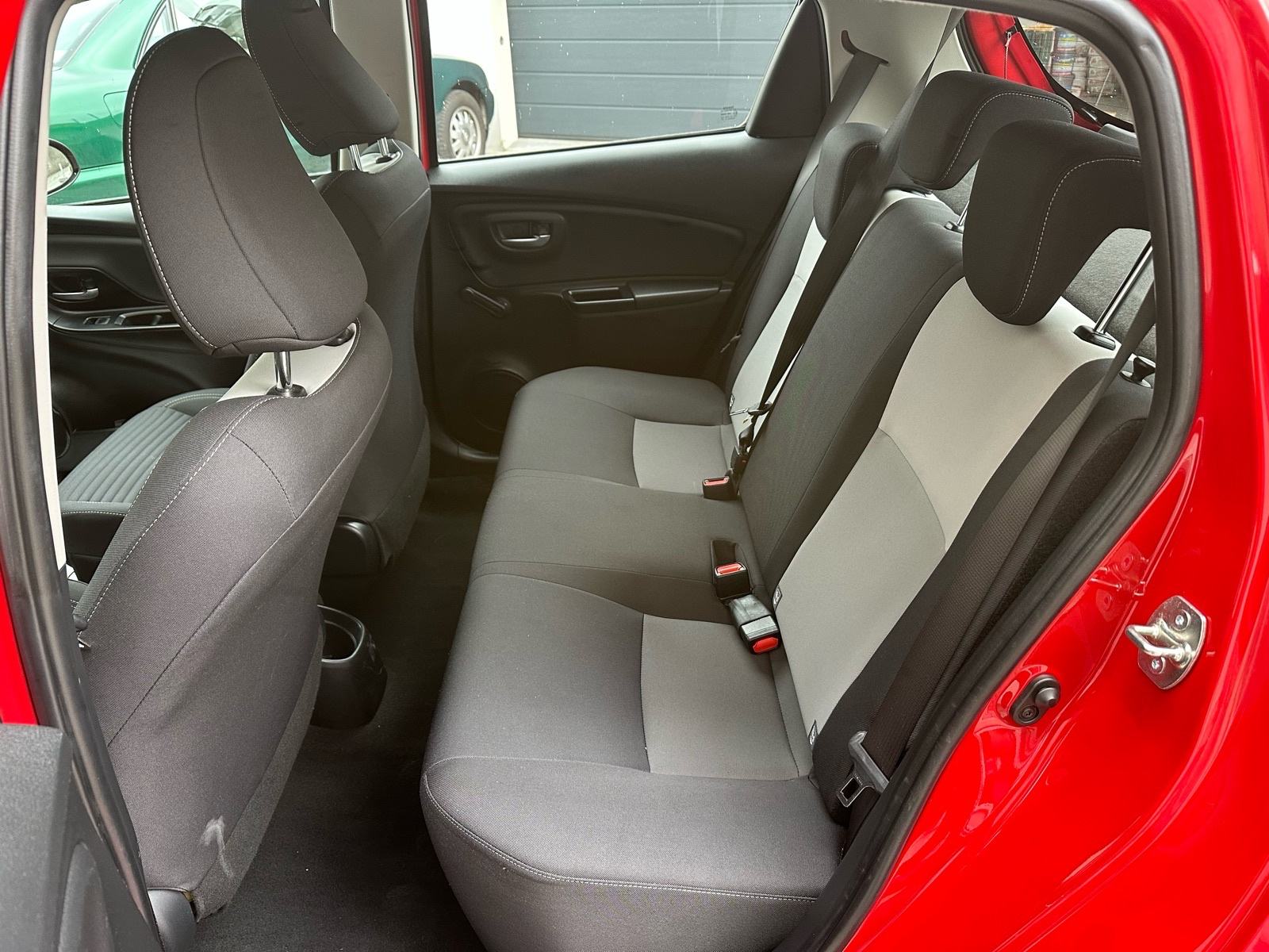 Toyota Yaris 1,0 VVT-i LANE ASSIST - PARKING KAMERA - GARANCIJA-SERVIS, fotografija 11