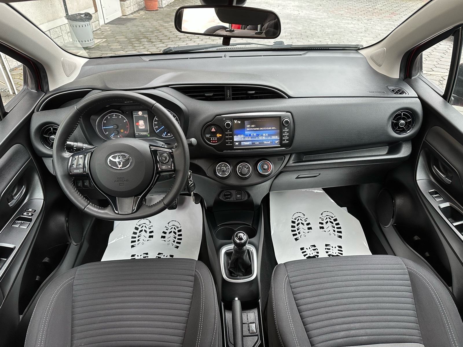 Toyota Yaris 1,0 VVT-i LANE ASSIST - PARKING KAMERA - GARANCIJA-SERVIS, fotografija 12