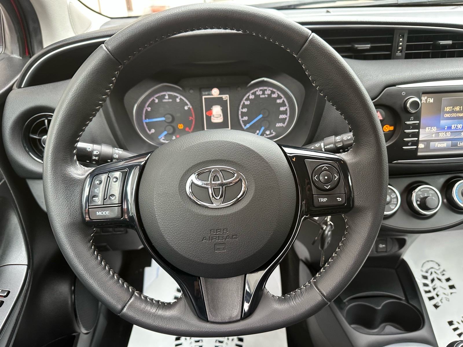 Toyota Yaris 1,0 VVT-i LANE ASSIST - PARKING KAMERA - GARANCIJA-SERVIS, fotografija 13