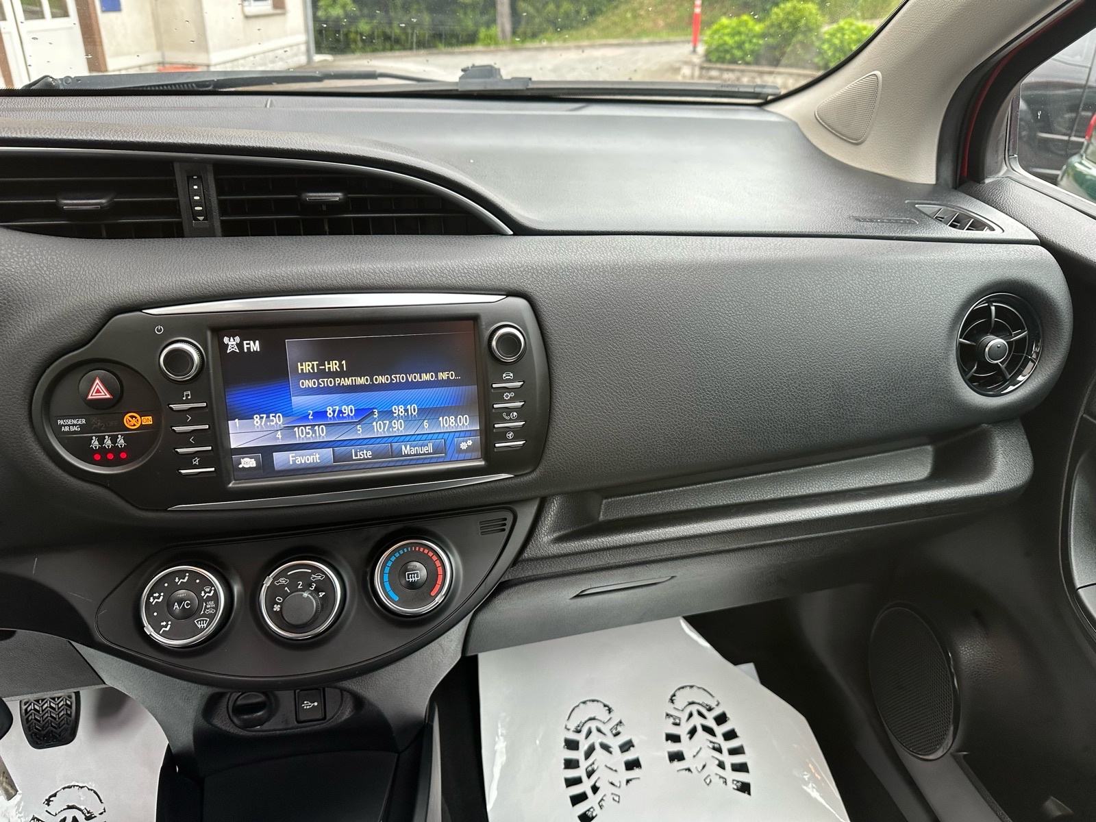 Toyota Yaris 1,0 VVT-i LANE ASSIST - PARKING KAMERA - GARANCIJA-SERVIS, fotografija 14