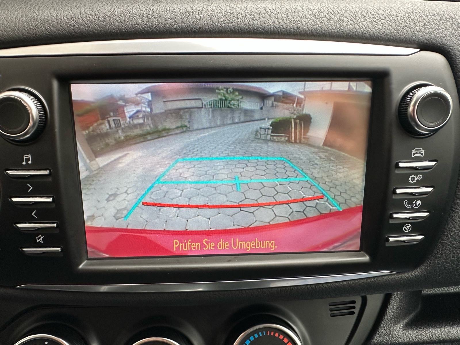 Toyota Yaris 1,0 VVT-i LANE ASSIST - PARKING KAMERA - GARANCIJA-SERVIS, fotografija 16