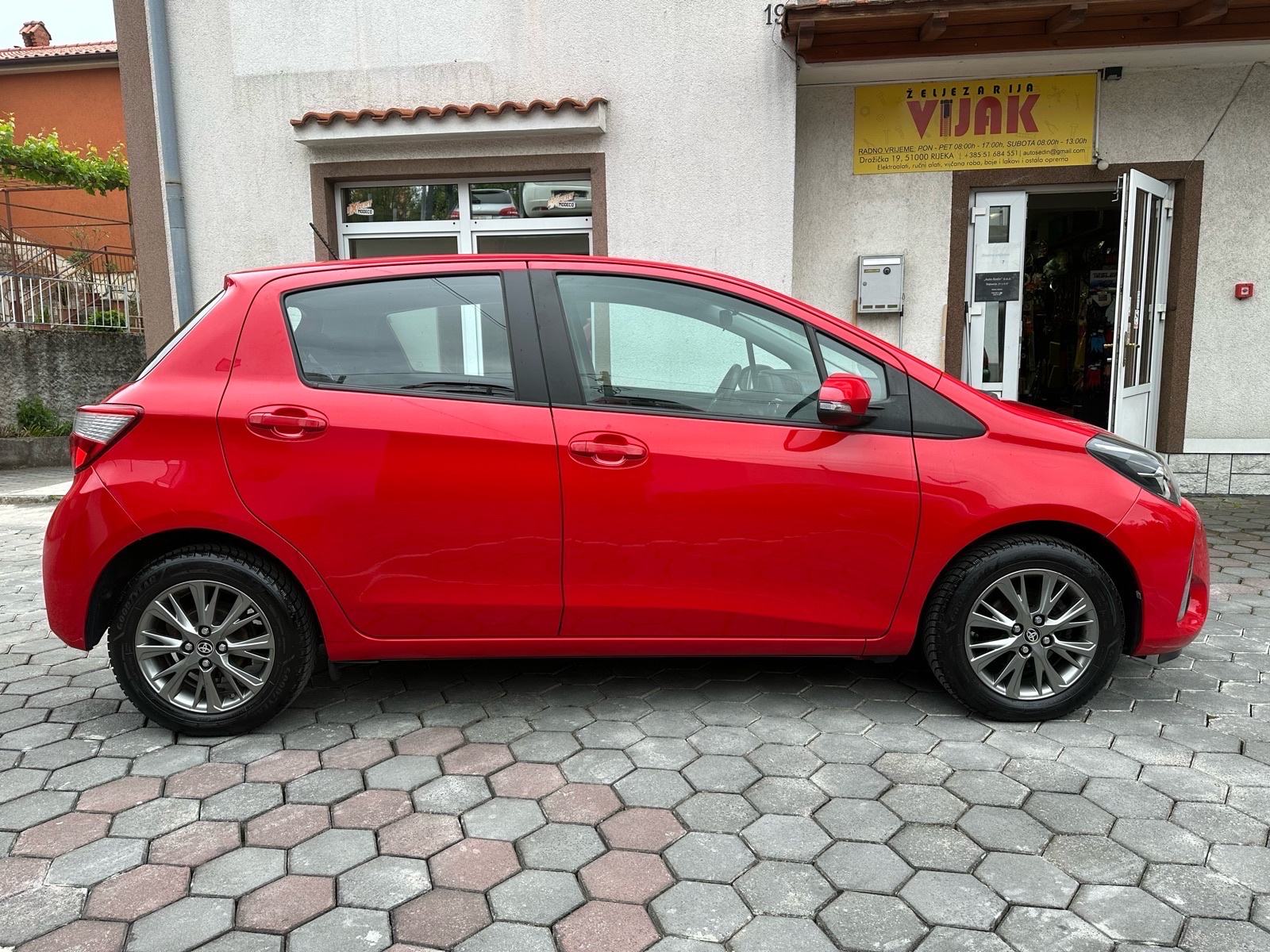 Toyota Yaris 1,0 VVT-i LANE ASSIST - PARKING KAMERA - GARANCIJA-SERVIS, fotografija 6