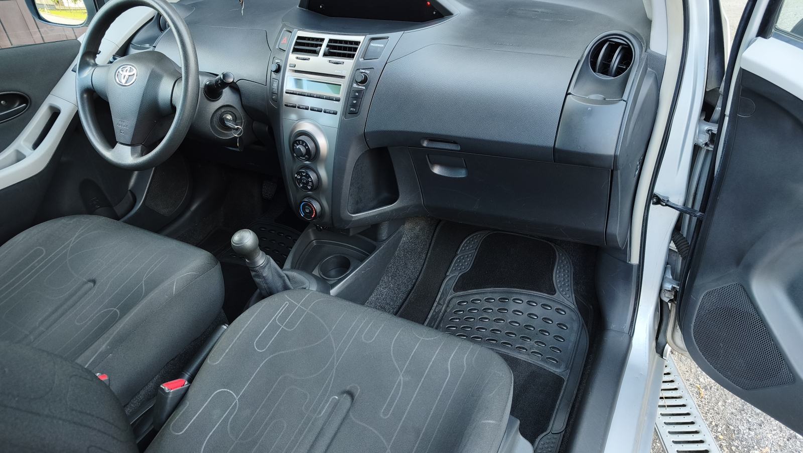 Toyota Yaris 1,0 VVT-i, klima, reg. 6/2027. 110000km, fotografija 9