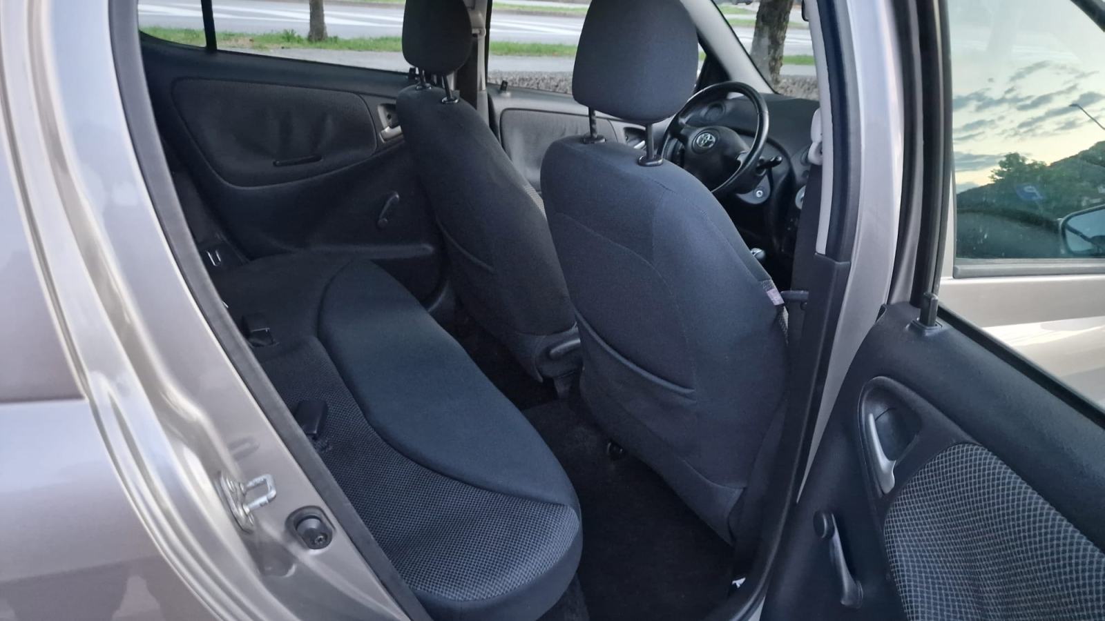 Toyota Yaris 1,0 VVT-i SOL,1.Vlasnik, SA NOVIM LANCEM I SETOM KVACILA, fotografija 17