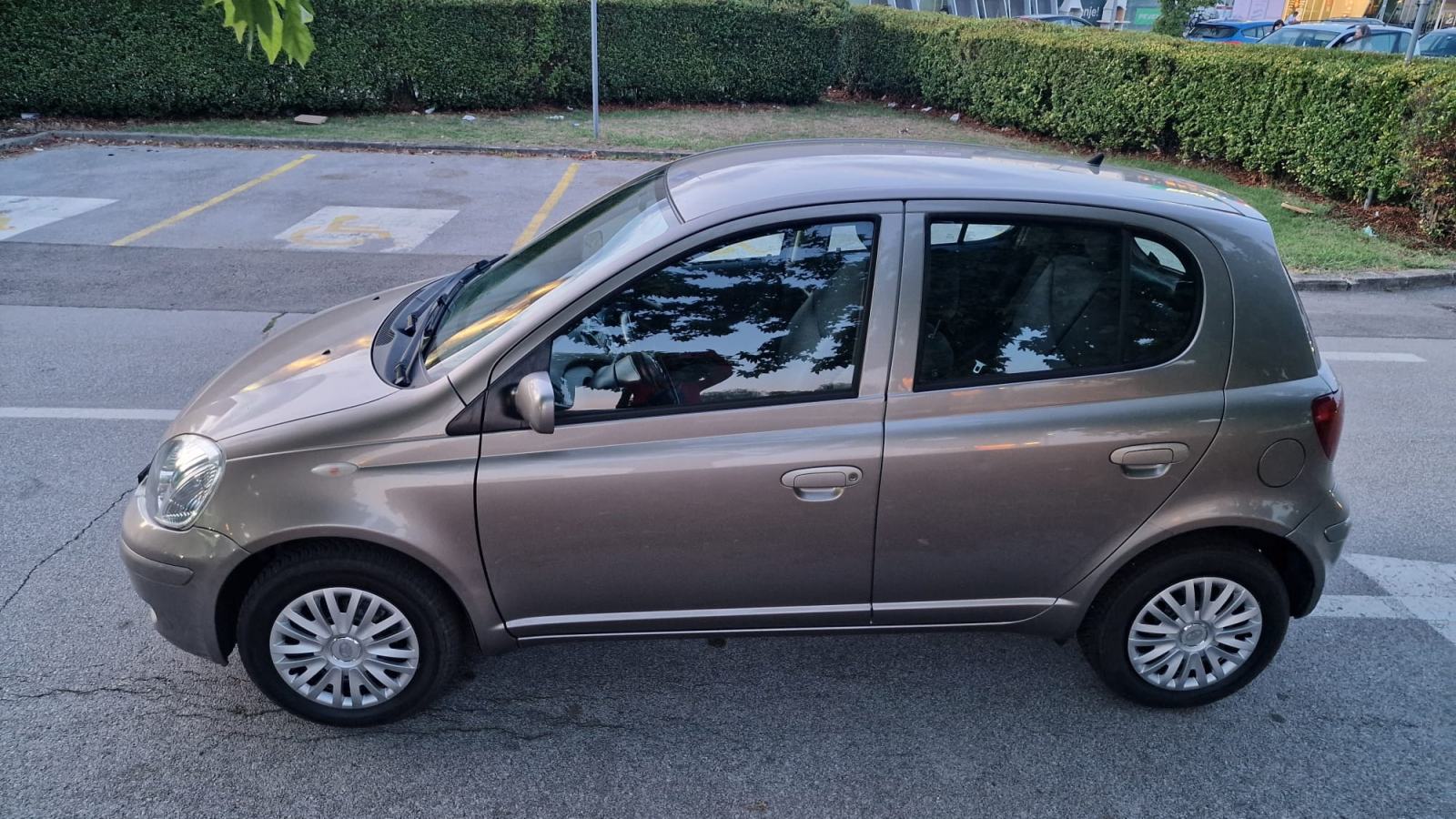 Toyota Yaris 1,0 VVT-i SOL,1.Vlasnik, SA NOVIM LANCEM I SETOM KVACILA, fotografija 2
