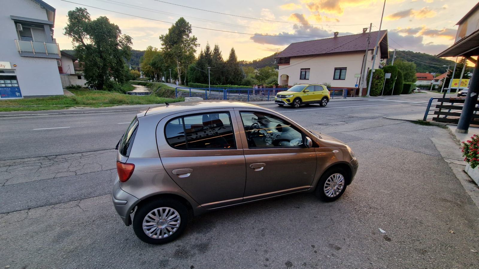 Toyota Yaris 1,0 VVT-i SOL,1.Vlasnik, SA NOVIM LANCEM I SETOM KVACILA, fotografija 10