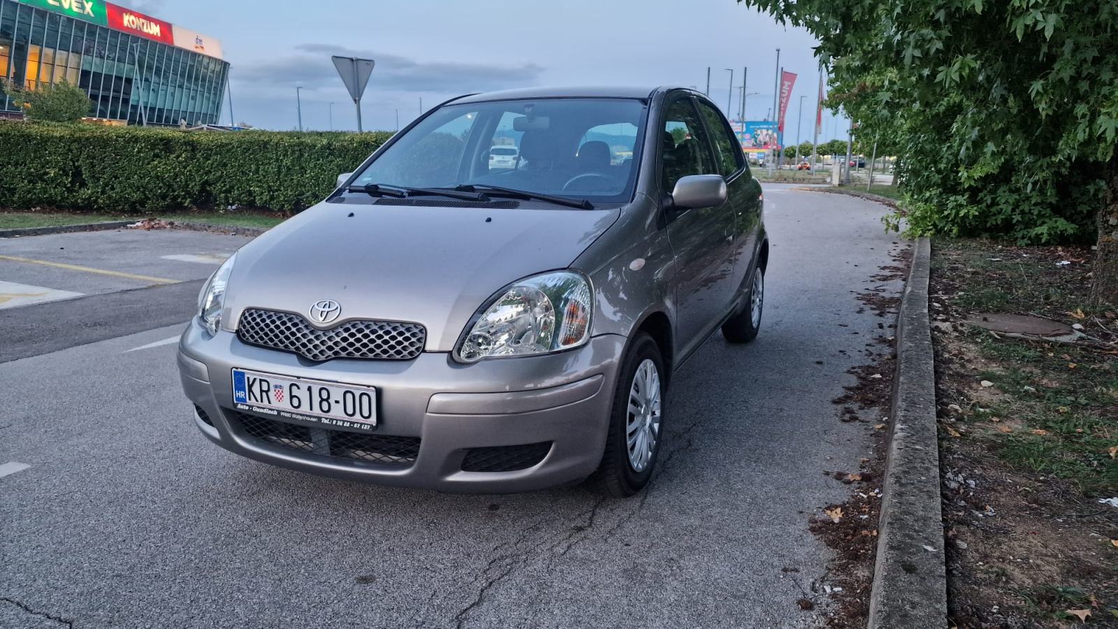 Toyota Yaris 1,0 VVT-i SOL,1.Vlasnik, SA NOVIM LANCEM I SETOM KVACILA, fotografija 7