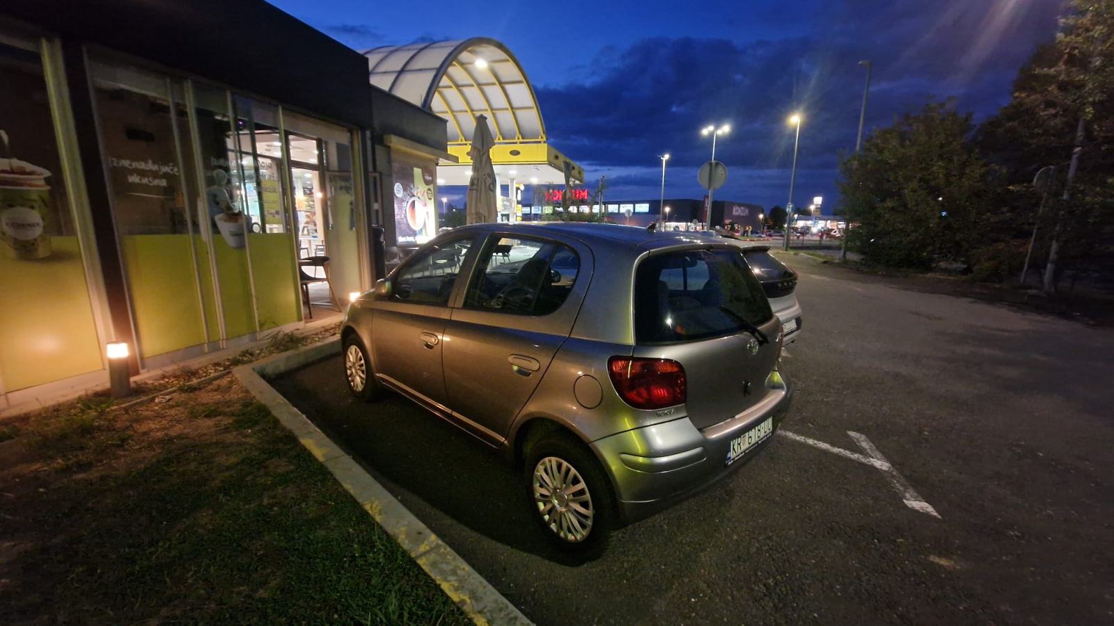 Toyota Yaris 1,0 VVT-i SOL,1.Vlasnik, SA NOVIM LANCEM I SETOM KVACILA, fotografija 3