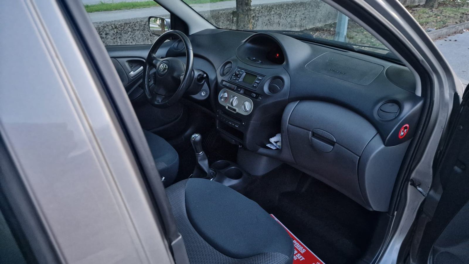 Toyota Yaris 1,0 VVT-i SOL,1.Vlasnik, SA NOVIM LANCEM I SETOM KVACILA, fotografija 16