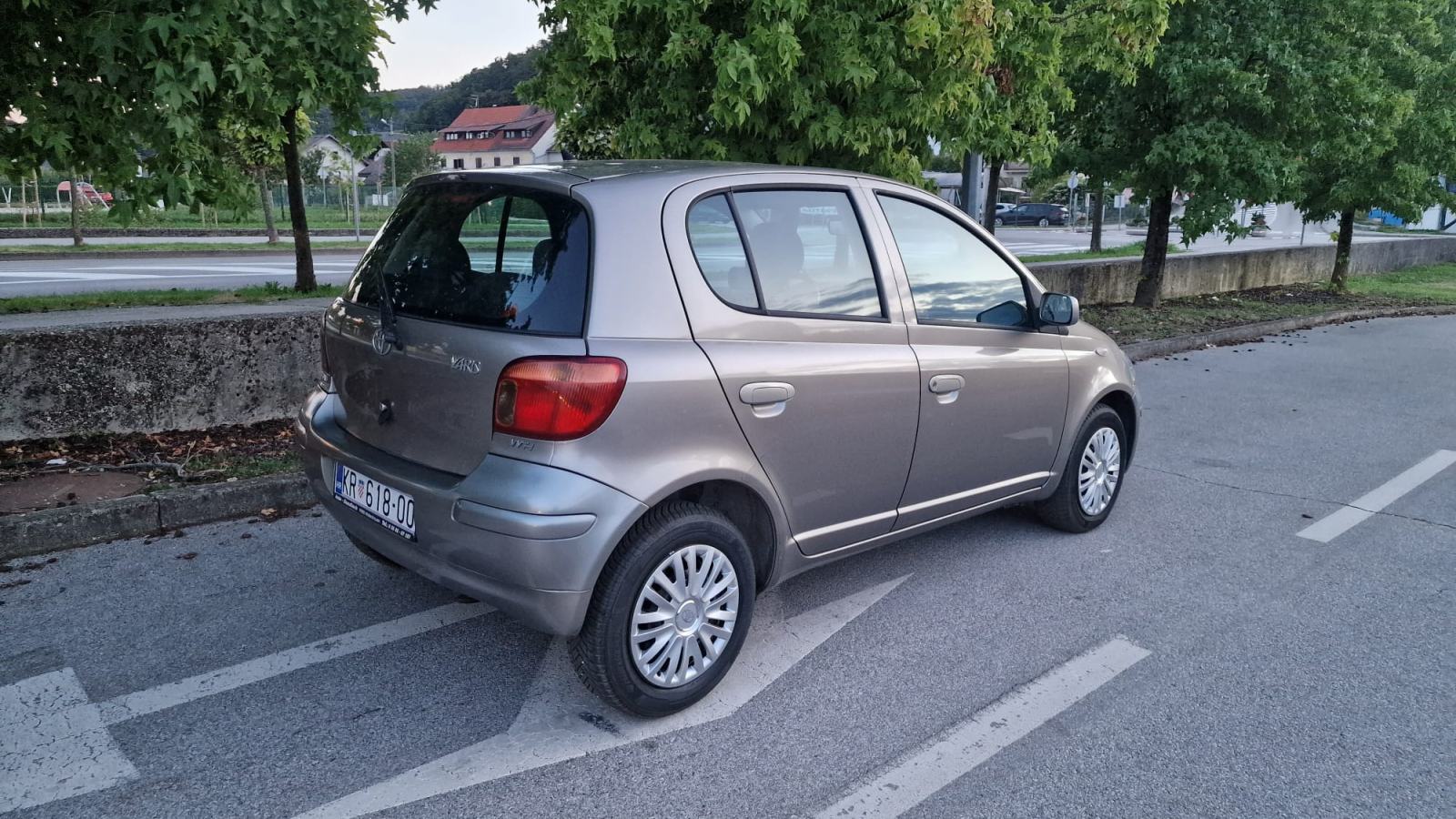 Toyota Yaris 1,0 VVT-i SOL,1.Vlasnik, SA NOVIM LANCEM I SETOM KVACILA, fotografija 9