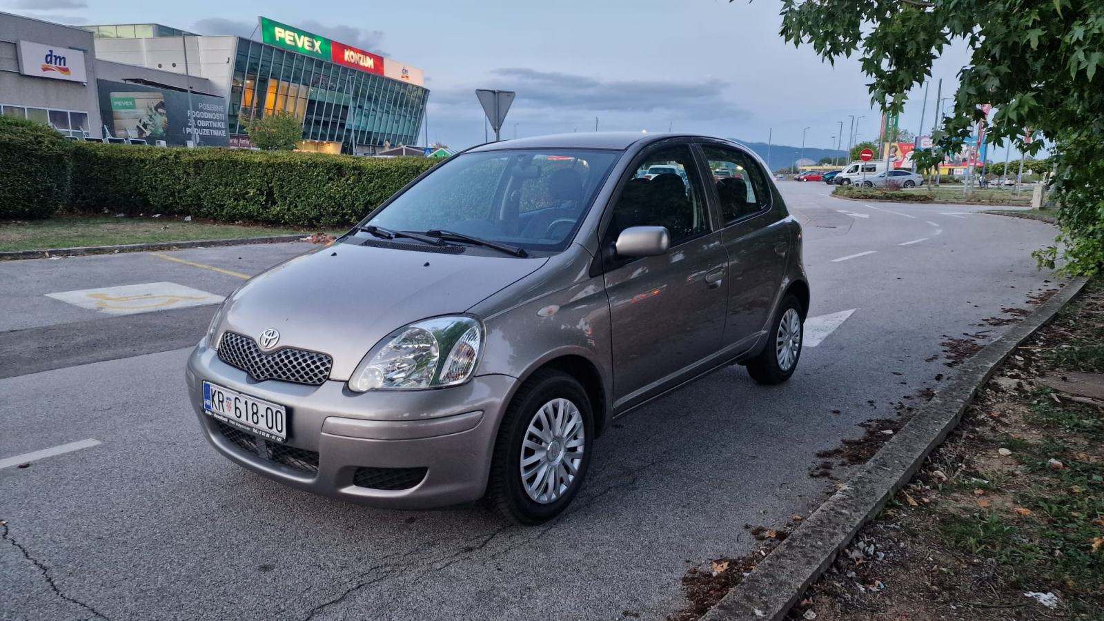 Toyota Yaris 1,0 VVT-i SOL,1.Vlasnik, SA NOVIM LANCEM I SETOM KVACILA, fotografija 11