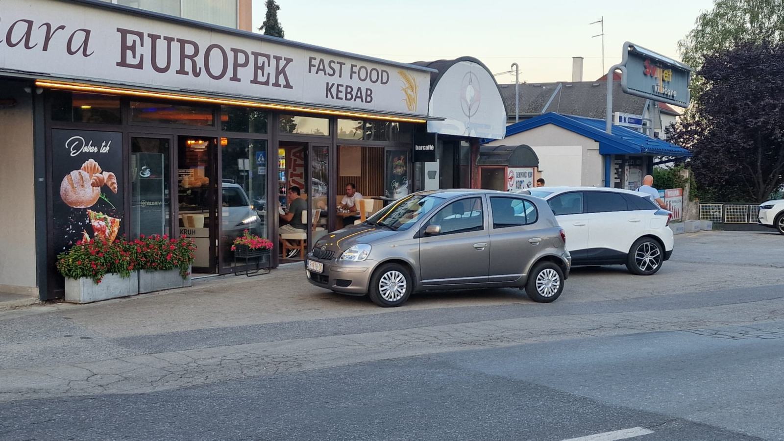 Toyota Yaris 1,0 VVT-i SOL,1.Vlasnik, SA NOVIM LANCEM I SETOM KVACILA, fotografija 12