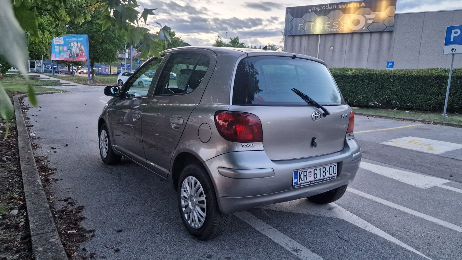 Toyota Yaris 1,0 VVT-i SOL,1.Vlasnik, SA NOVIM LANCEM I SETOM KVACILA, fotografija 8