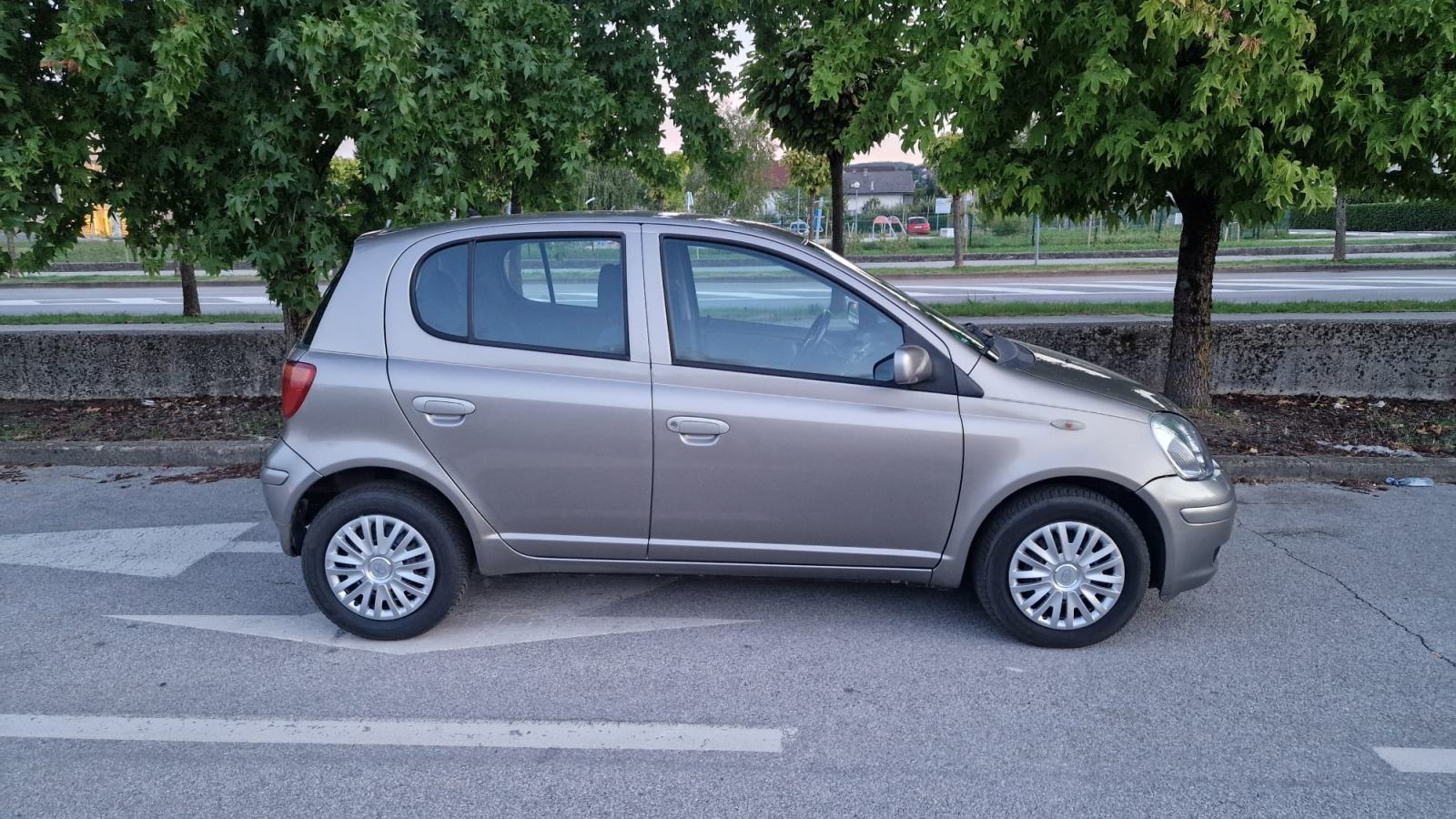 Toyota Yaris 1,0 VVT-i SOL,1.Vlasnik, SA NOVIM LANCEM I SETOM KVACILA, fotografija 6