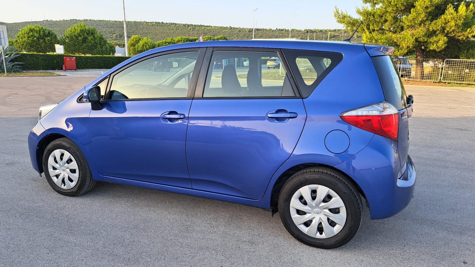 Toyota Yaris ⭐️VERSO⭐️ 1,3 VVT-i Serv.knjiga,Ispis km,OPREMA, fotografija 8