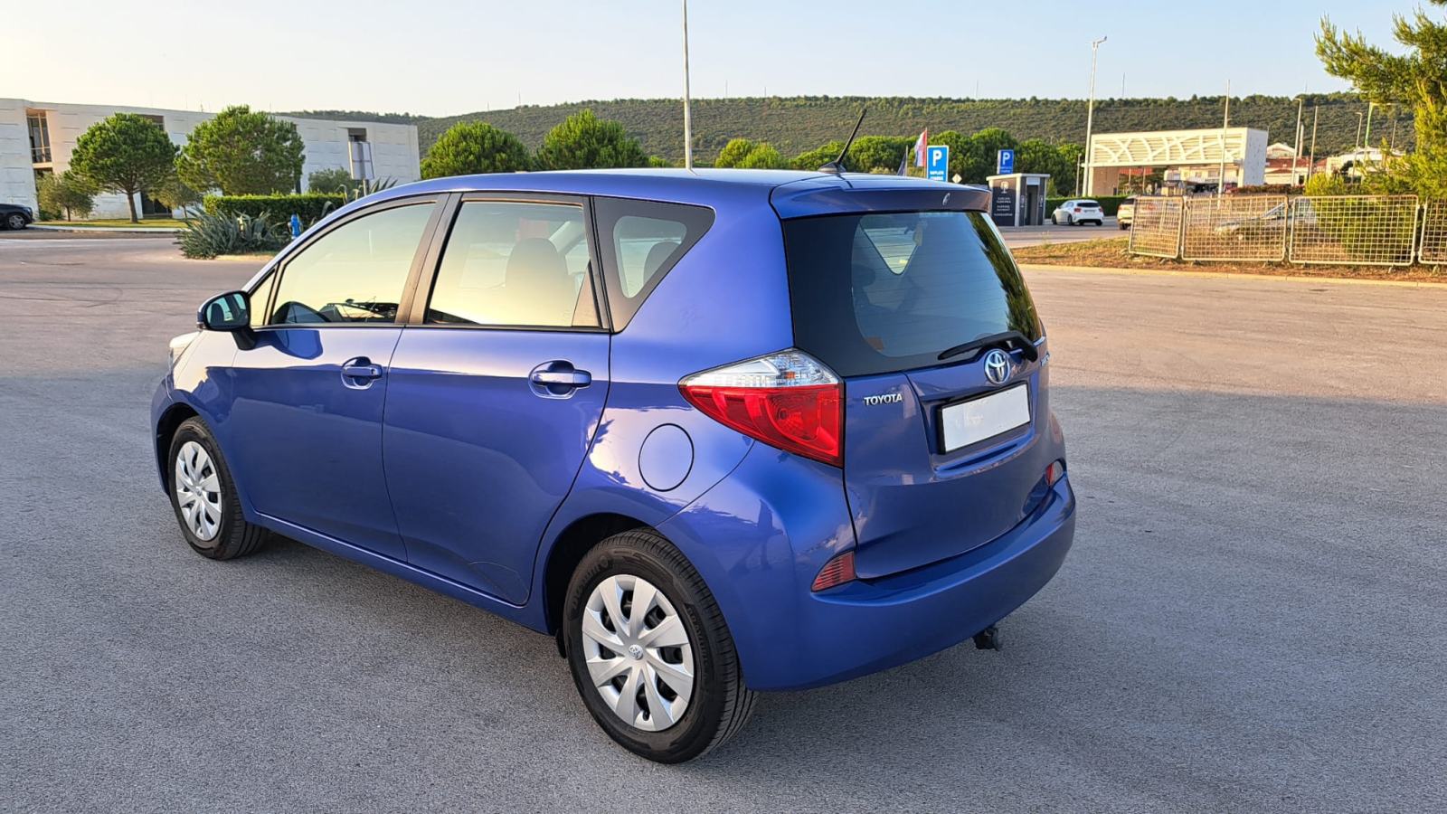 Toyota Yaris ⭐️VERSO⭐️ 1,3 VVT-i Serv.knjiga,Ispis km,OPREMA, fotografija 9