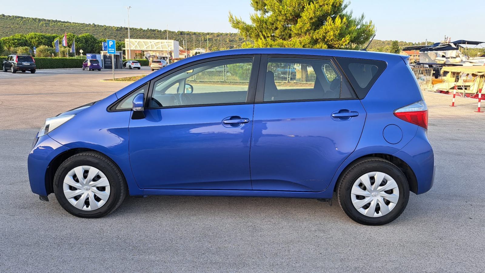 Toyota Yaris ⭐️VERSO⭐️ 1,3 VVT-i Serv.knjiga,Ispis km,OPREMA, fotografija 7