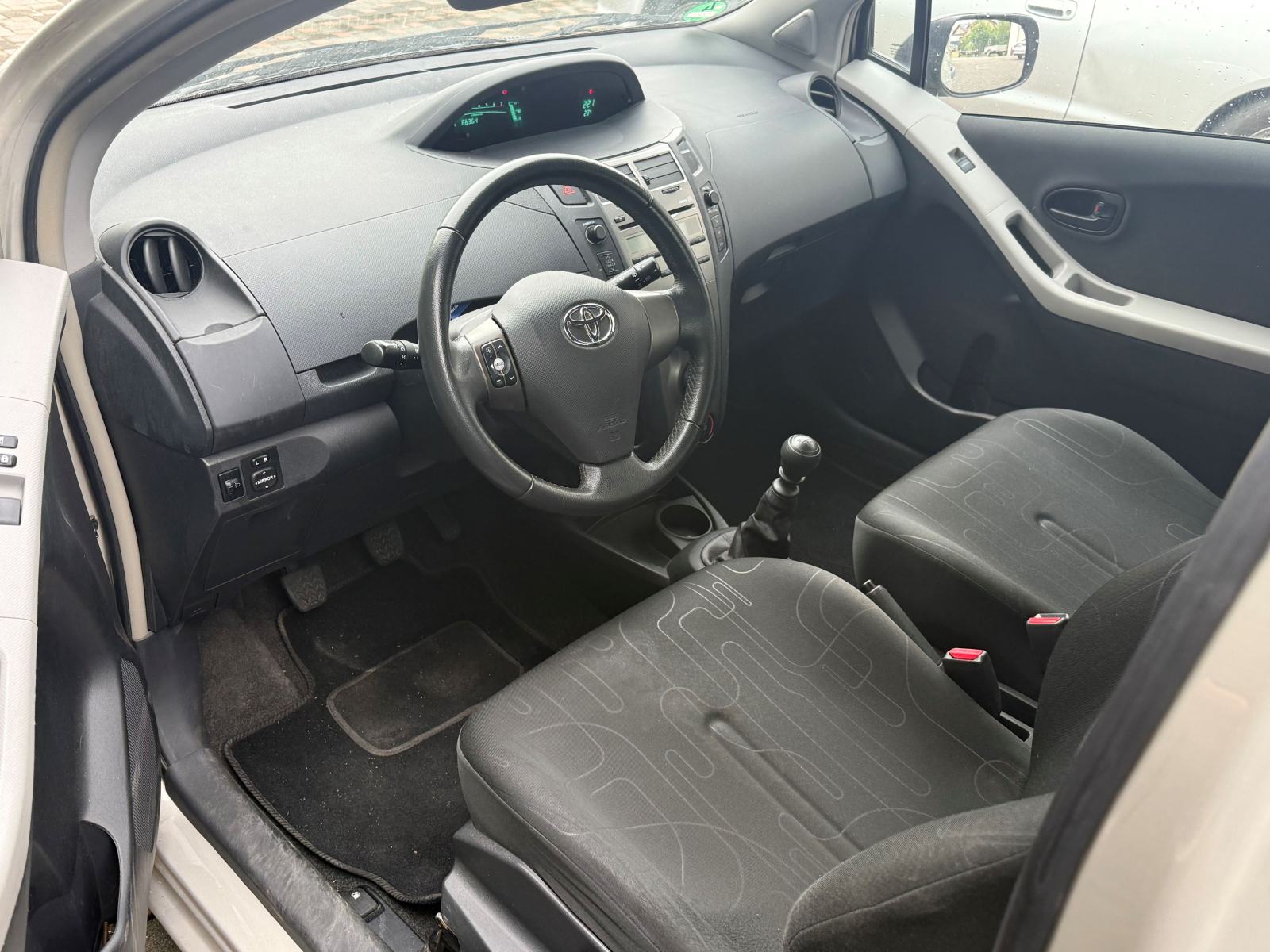 TOYOTA YARIS 1.3 VVT-I 100 KS, REG. 06/2027 ,86000KM, fotografija 8