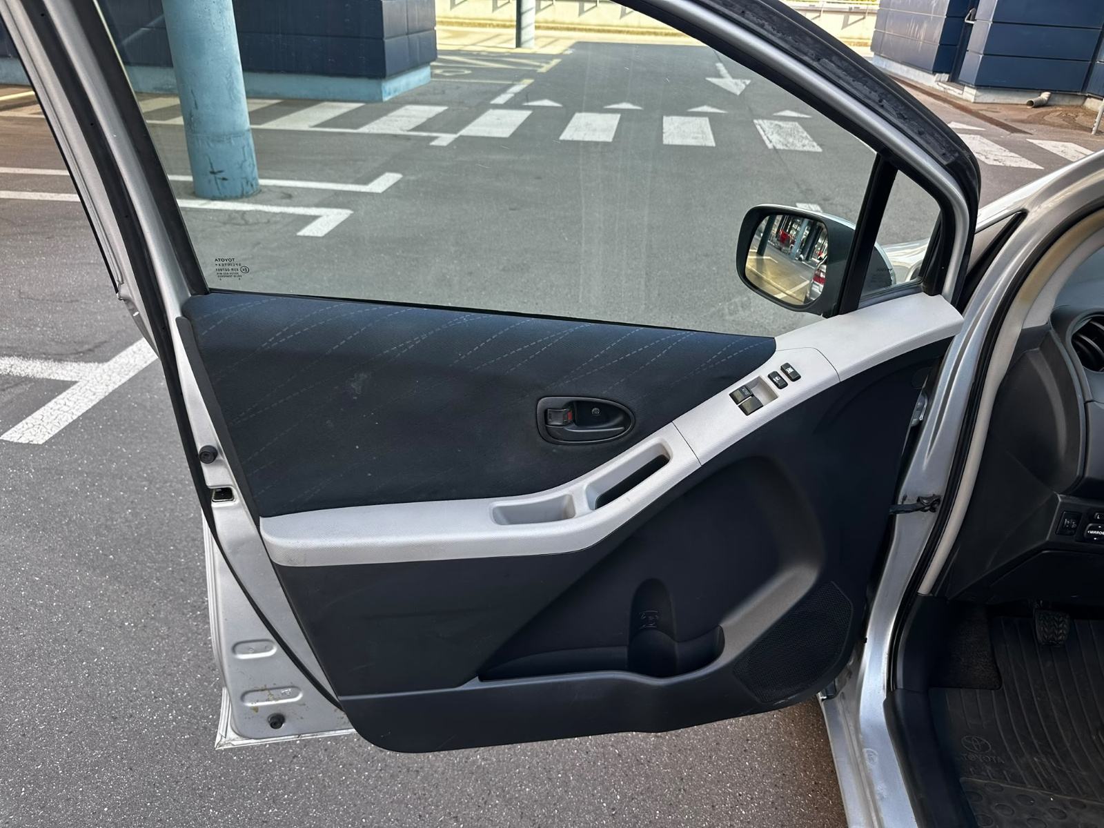 Toyota Yaris 1,3 VVT-i*Reg.god dana 08/2027*Klima*Super stanje*, fotografija 9
