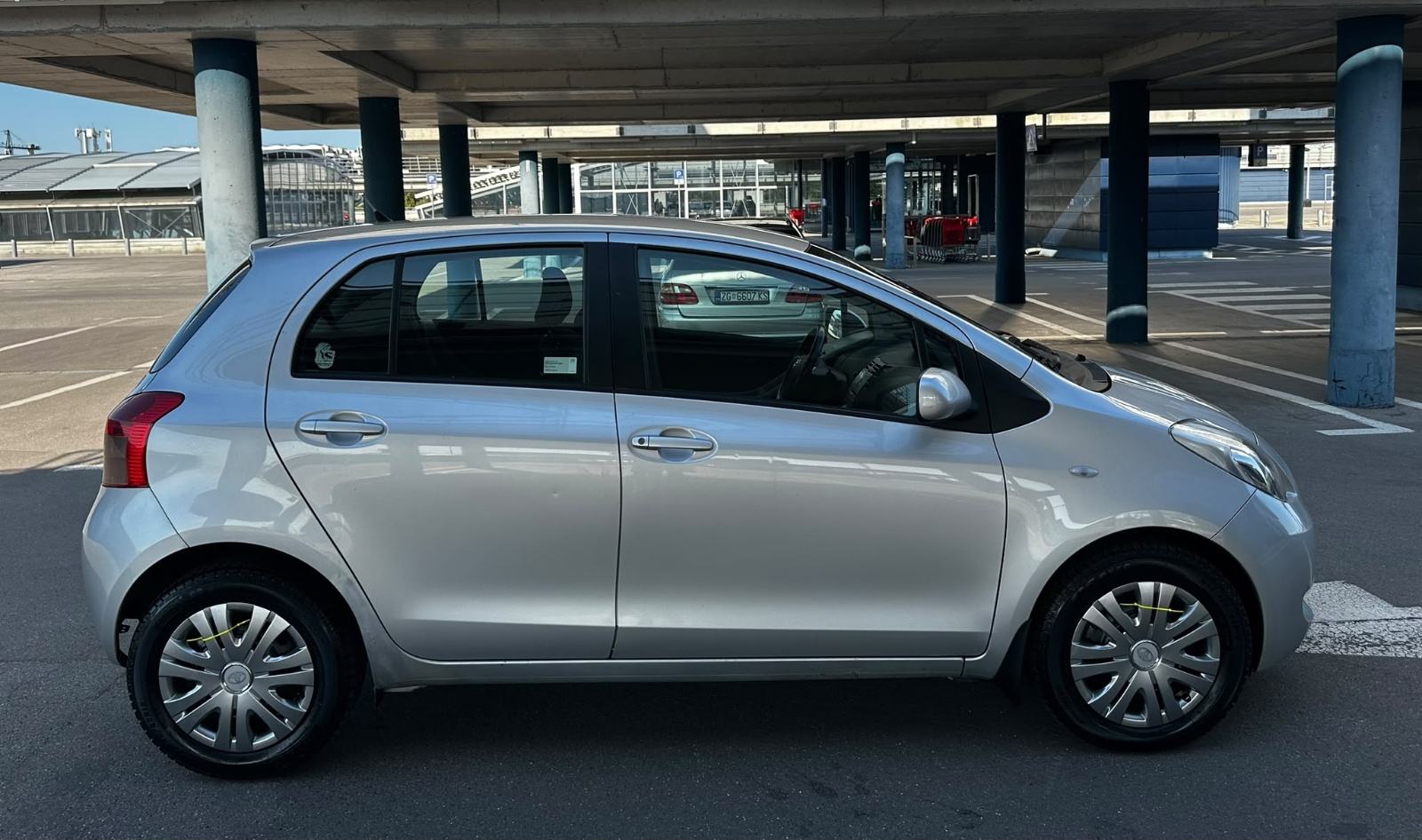 Toyota Yaris 1,3 VVT-i*Reg.god dana 08/2027*Klima*Super stanje*, fotografija 4
