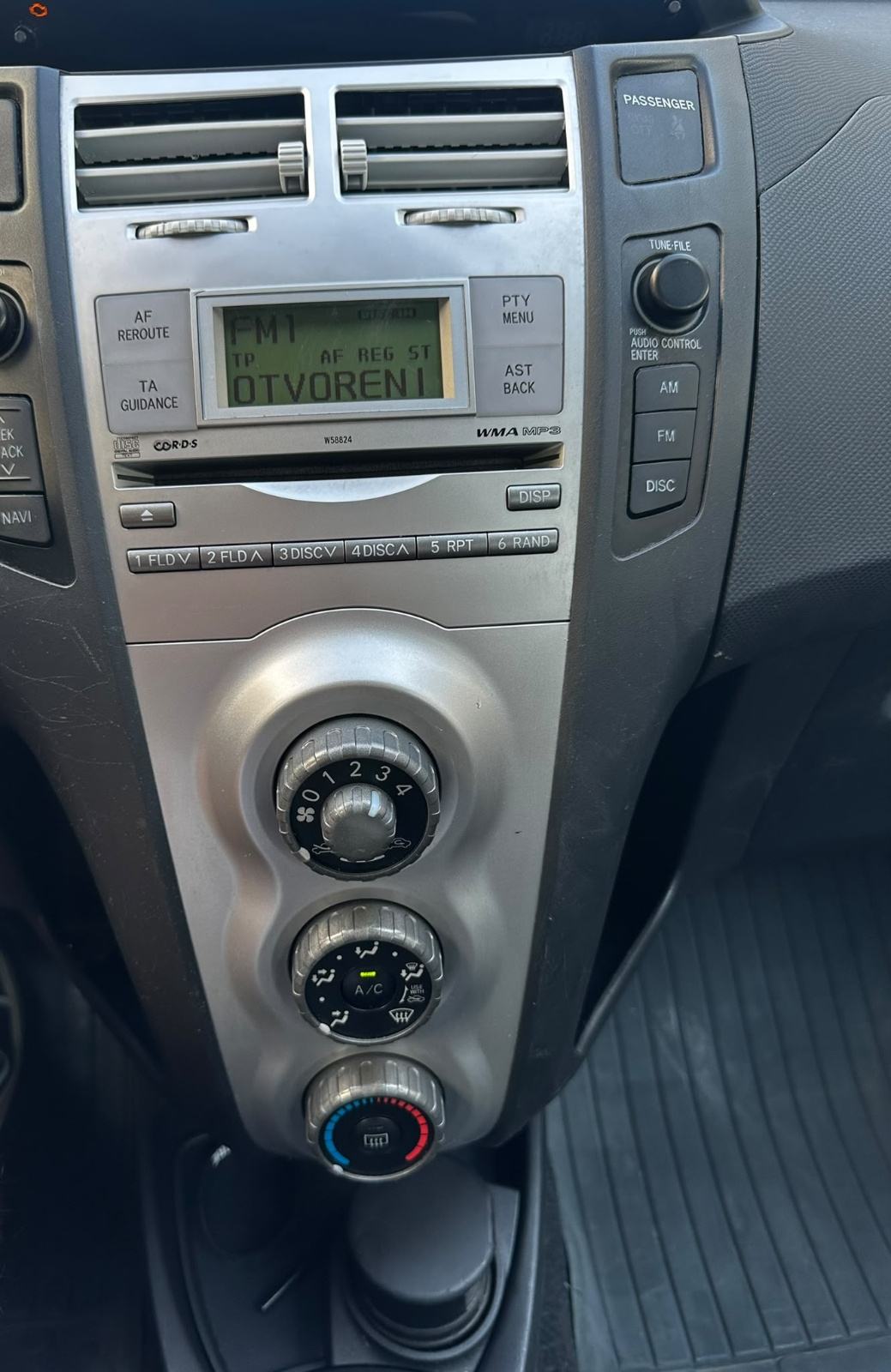 Toyota Yaris 1,3 VVT-i*Reg.god dana 08/2027*Klima*Super stanje*, fotografija 13