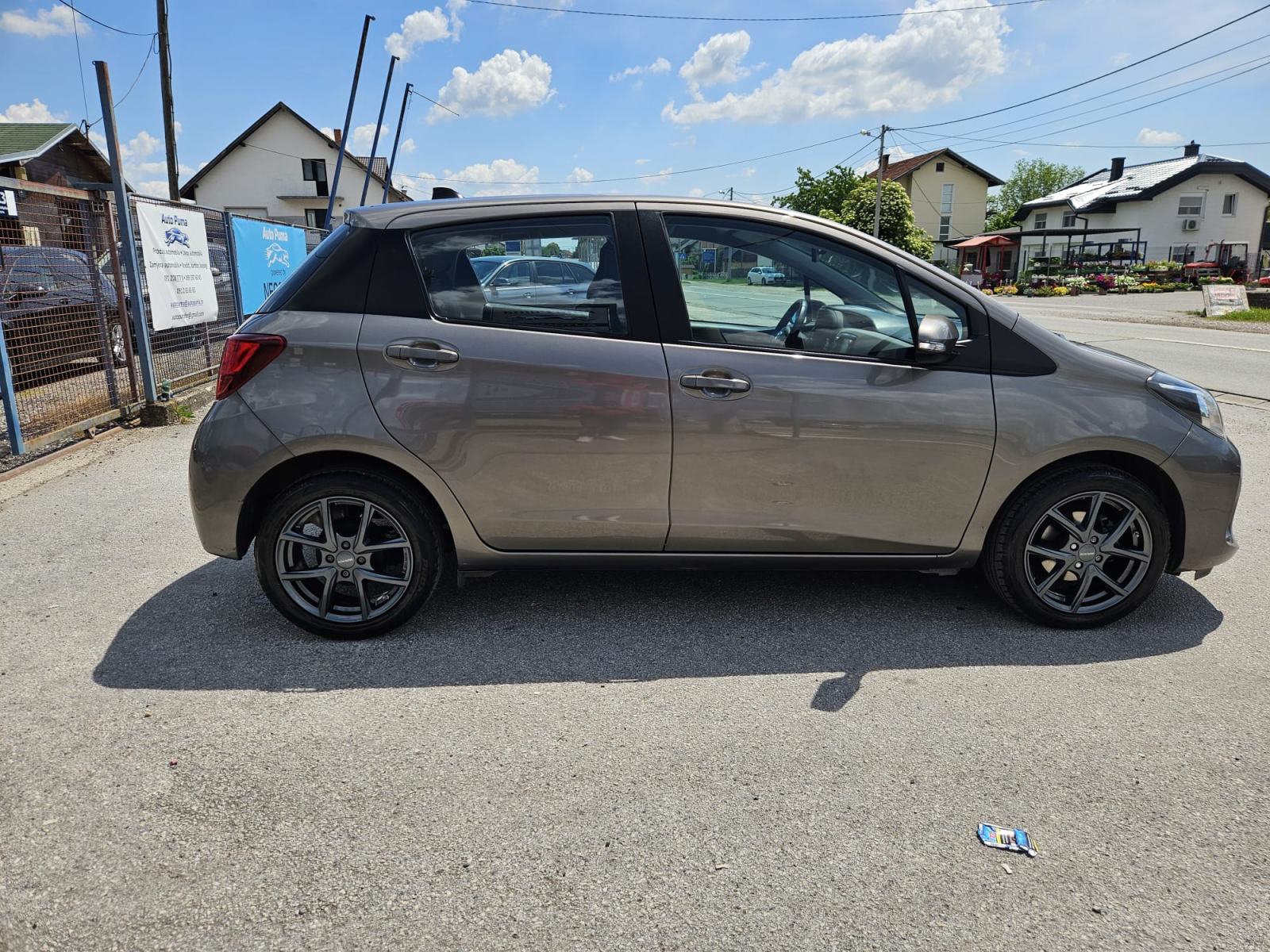 Toyota Yaris 1,33 VVT-i STRAŽNJA KAMERA,KLIMA,MFV,ALUMINIJSKI NAPLACI., fotografija 4