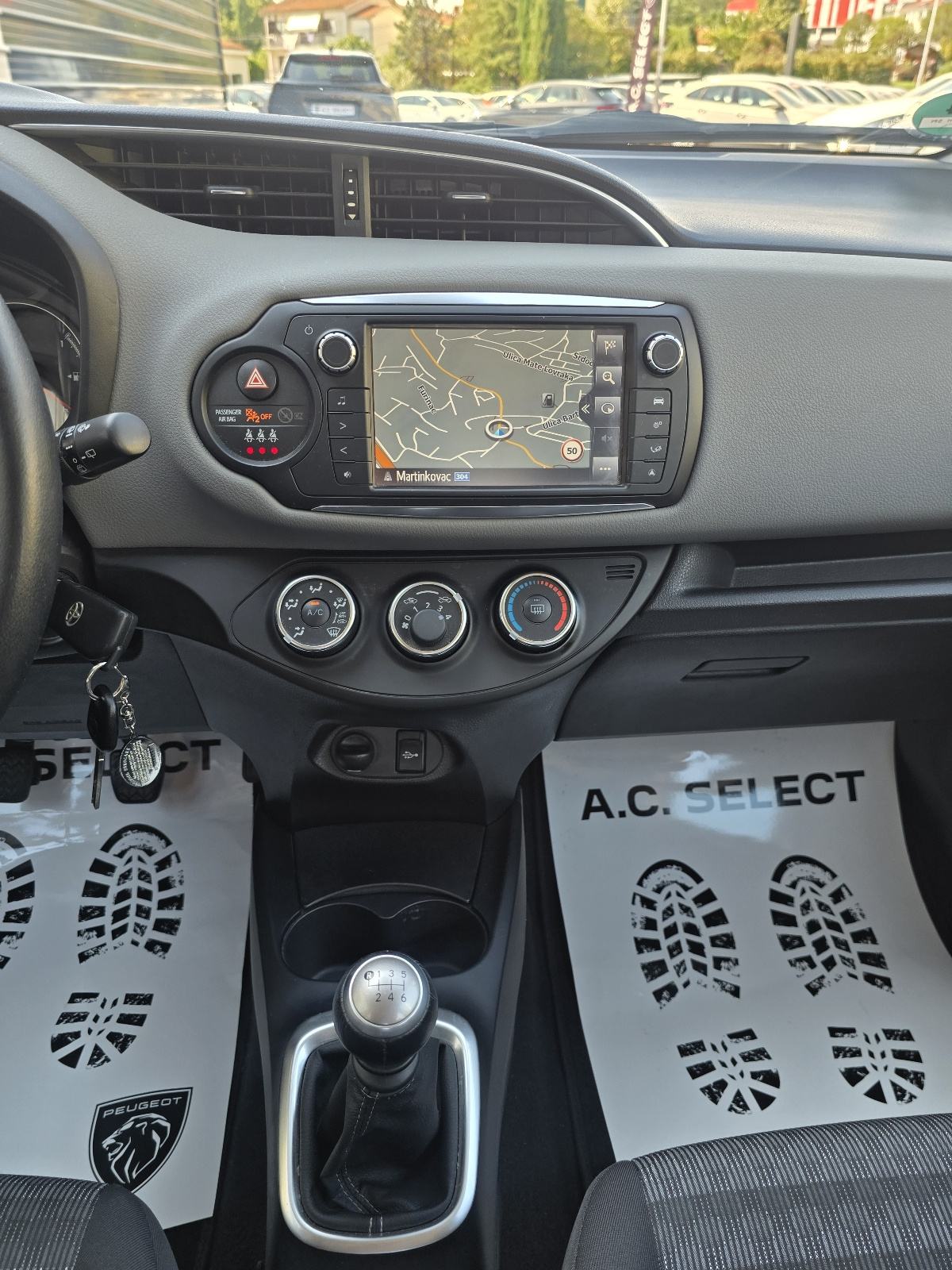 Toyota Yaris 1.33 VVTi - 60.000km - 2017 - SERVISNA - GARANCIJA - REG., fotografija 12